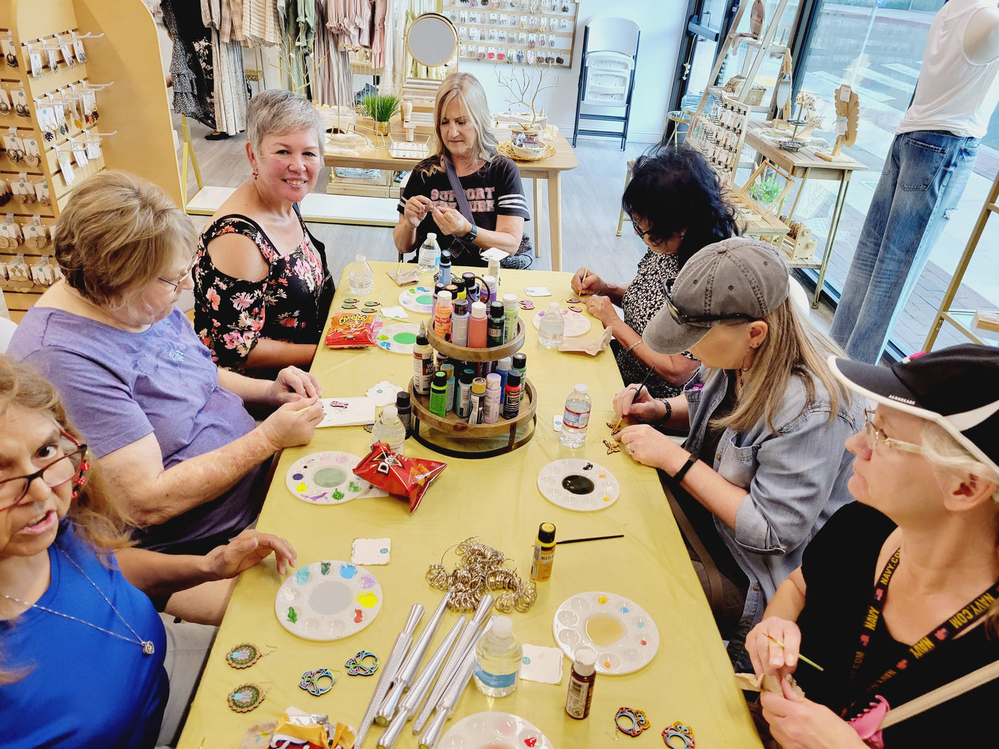 Talleres de joyería para personas mayores | Creatividad práctica en Pretty Pickie