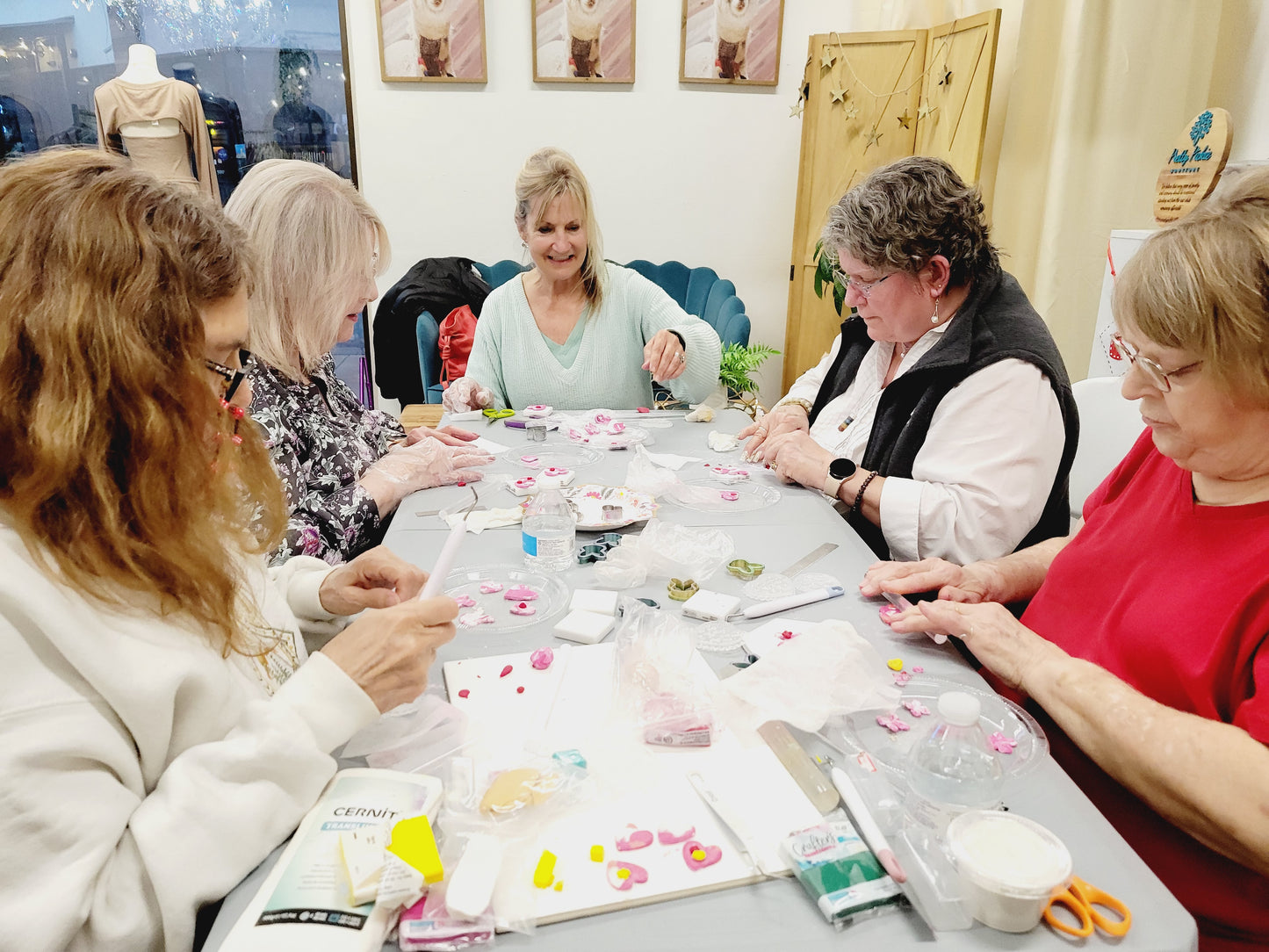 Talleres de joyería para personas mayores | Creatividad práctica en Pretty Pickie