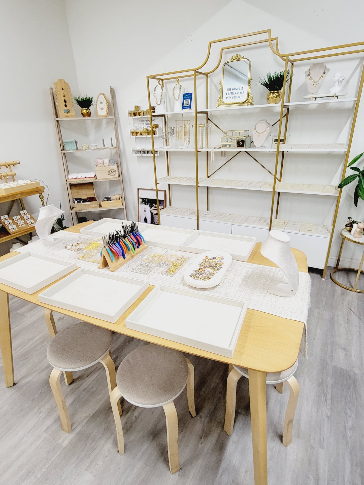 Experiencia de Charm Bar personalizada: reserve su tiempo de diseño de joyas