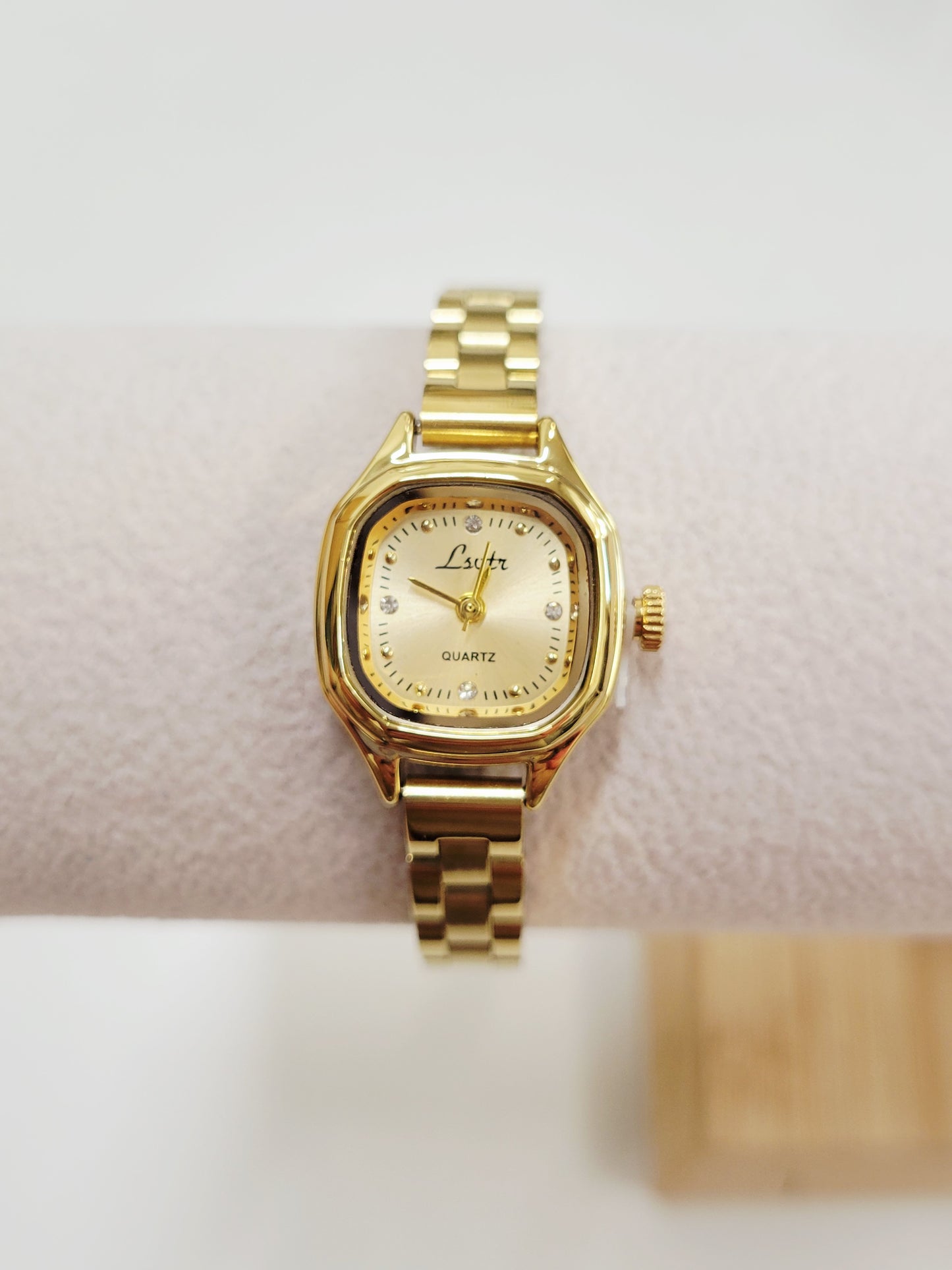 Golden Muse Vintage Watch – Classic Quartz Elegance