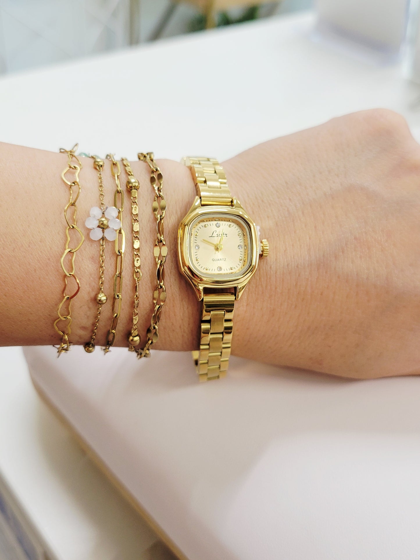 Golden Muse Vintage Watch – Classic Quartz Elegance