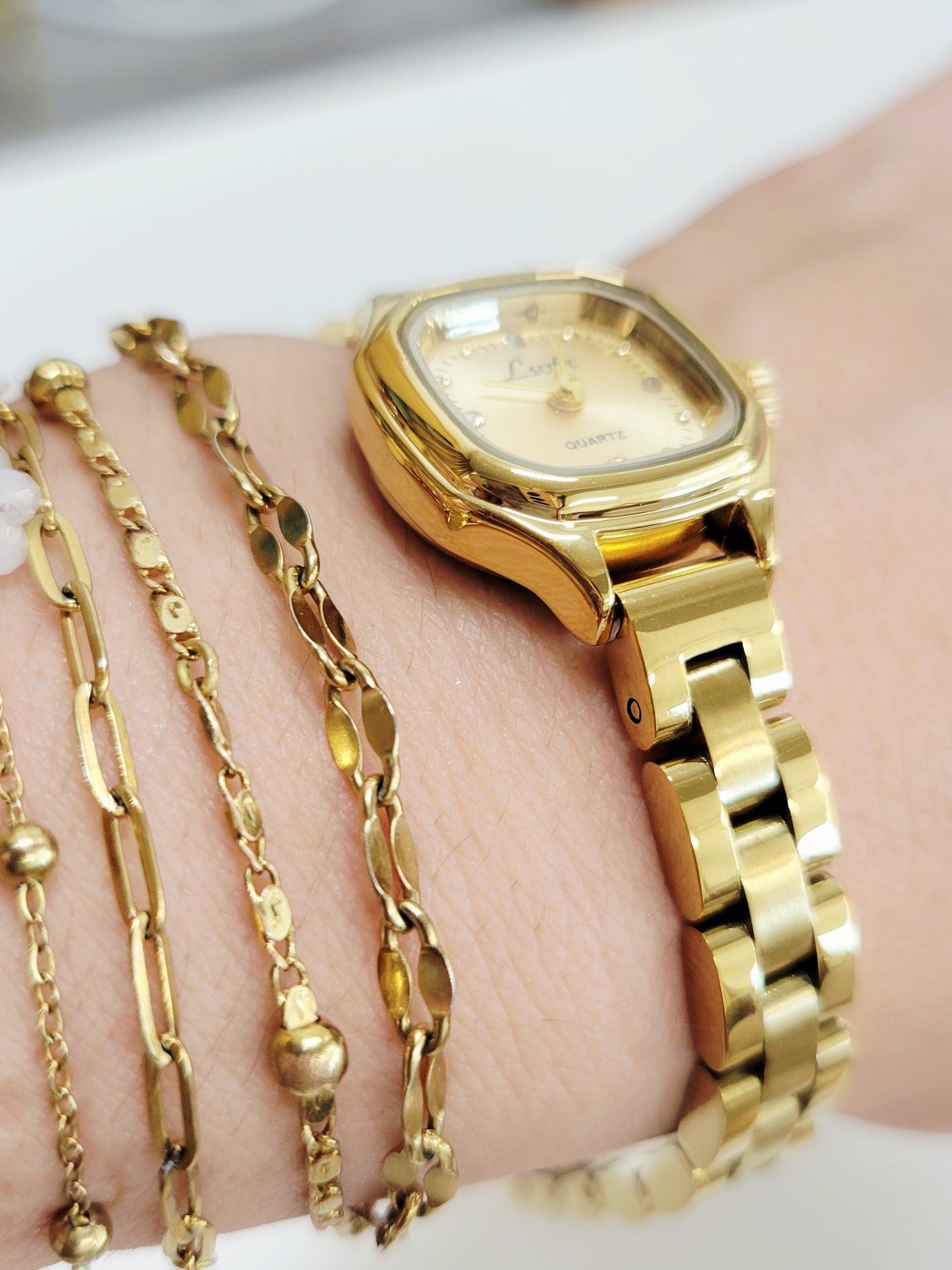 Golden Muse Vintage Watch – Classic Quartz Elegance