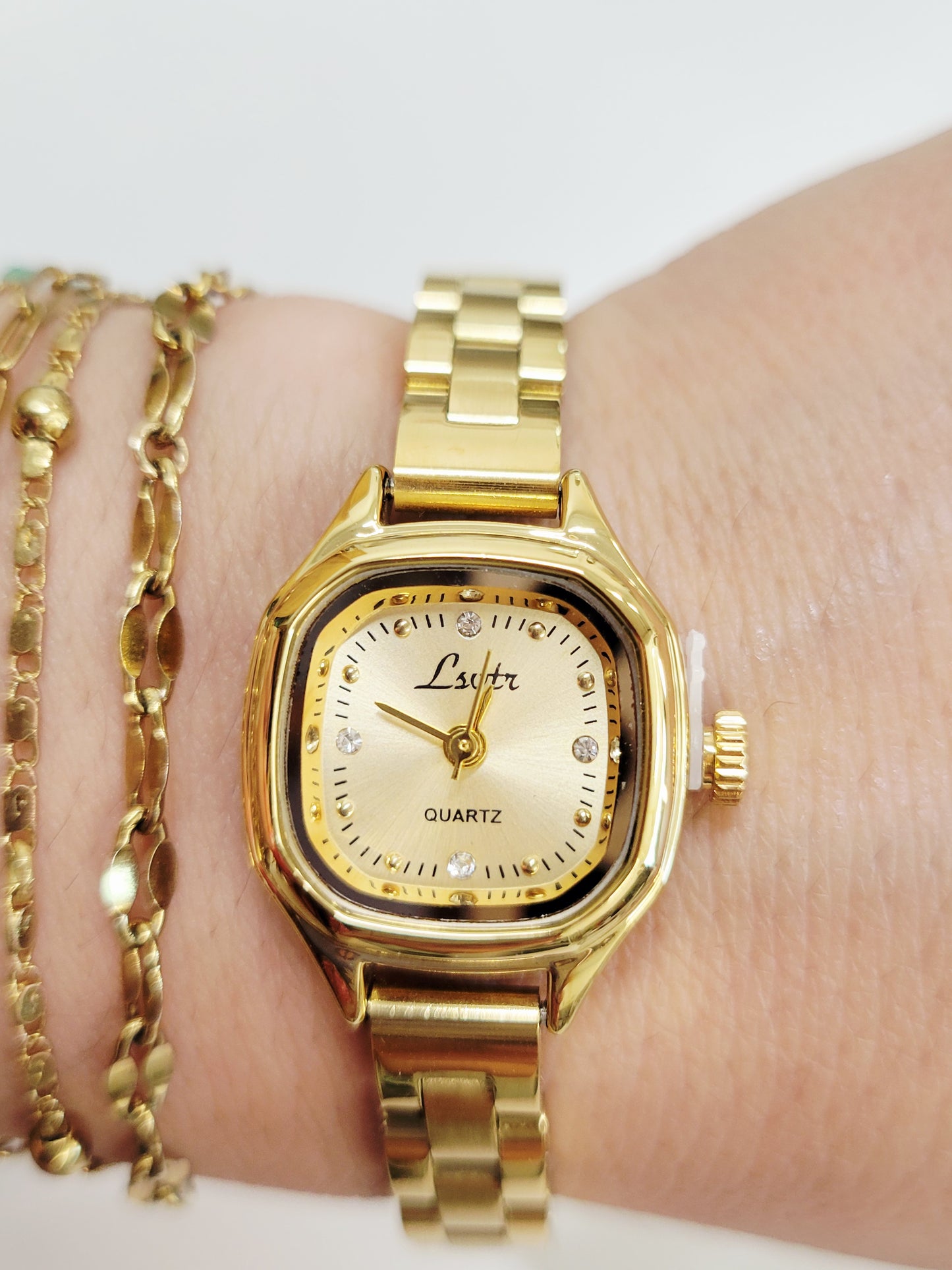 Golden Muse Vintage Watch – Classic Quartz Elegance