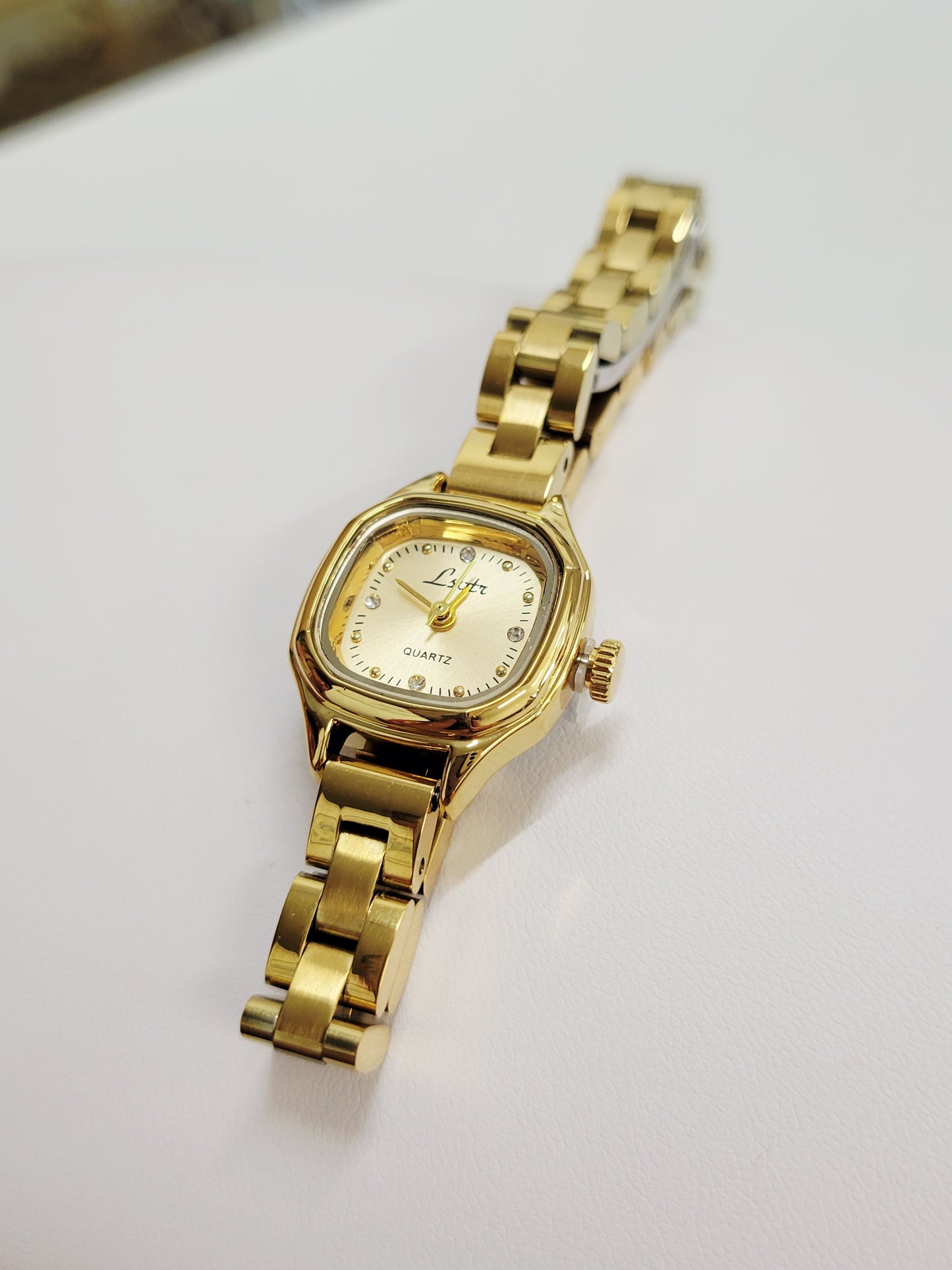 Golden Muse Vintage Watch – Classic Quartz Elegance