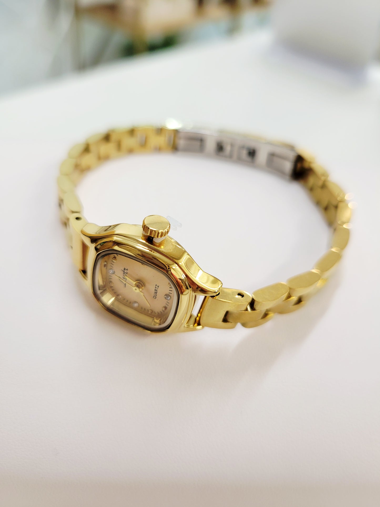 Golden Muse Vintage Watch – Classic Quartz Elegance