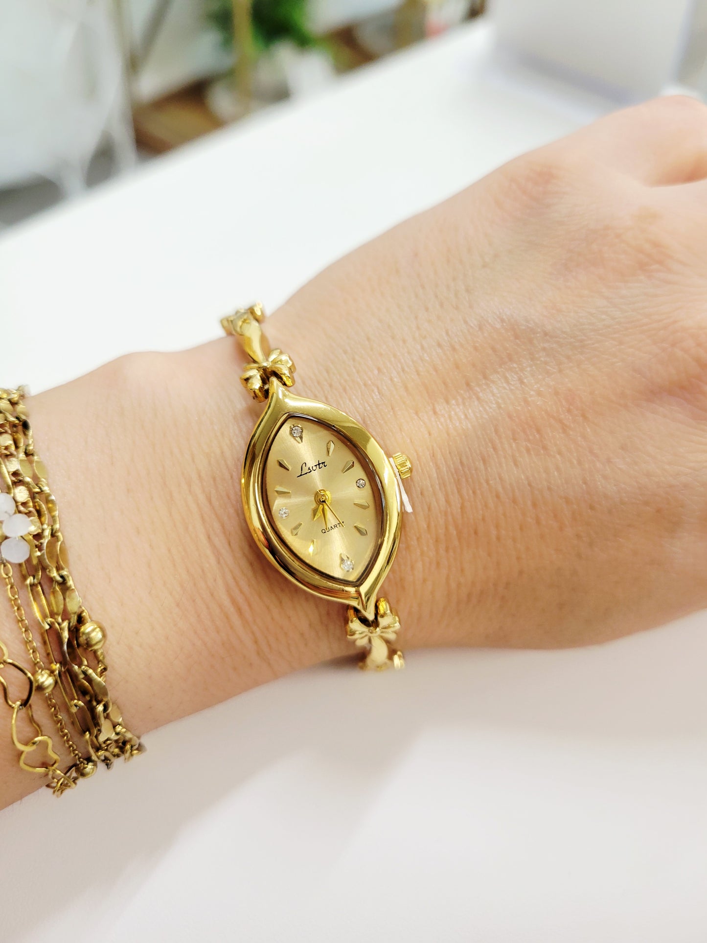 Golden Petal Marquise Watch – Feminine Vintage Detail