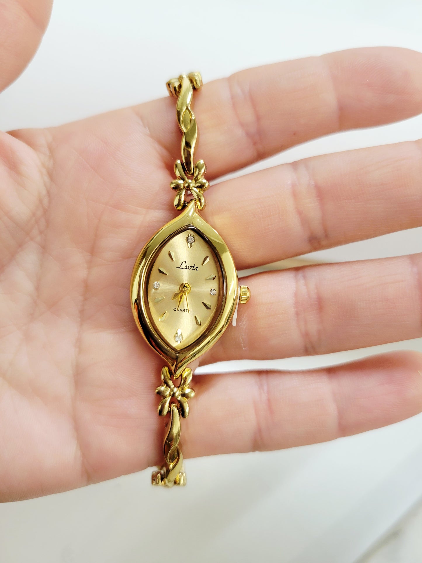 Golden Petal Marquise Watch – Feminine Vintage Detail