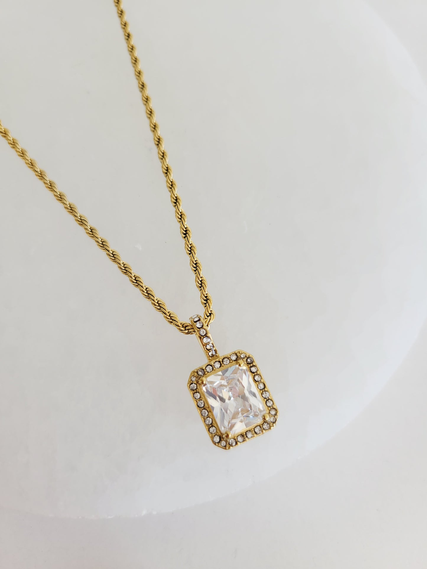 Éclat Crystal Pendant Necklace