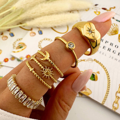 Anillo con dije de espiral celestial: Luna y estrella, oro de 18 quilates