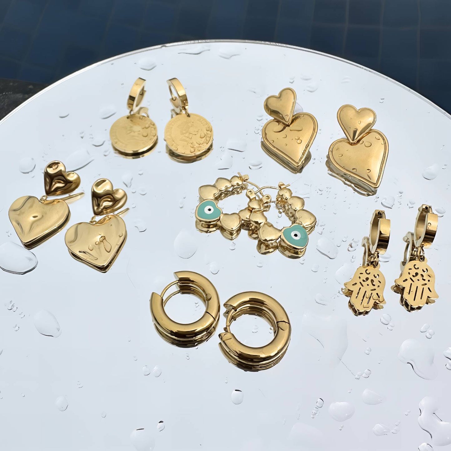 Pendientes de corazones de acero inoxidable bañados en oro de 18 quilates.