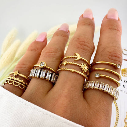 Anillo con dije de espiral celestial: Luna y estrella, oro de 18 quilates