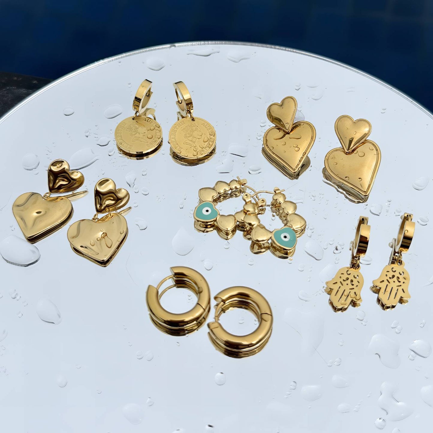 Pendientes de corazones de acero inoxidable bañados en oro de 18 quilates.