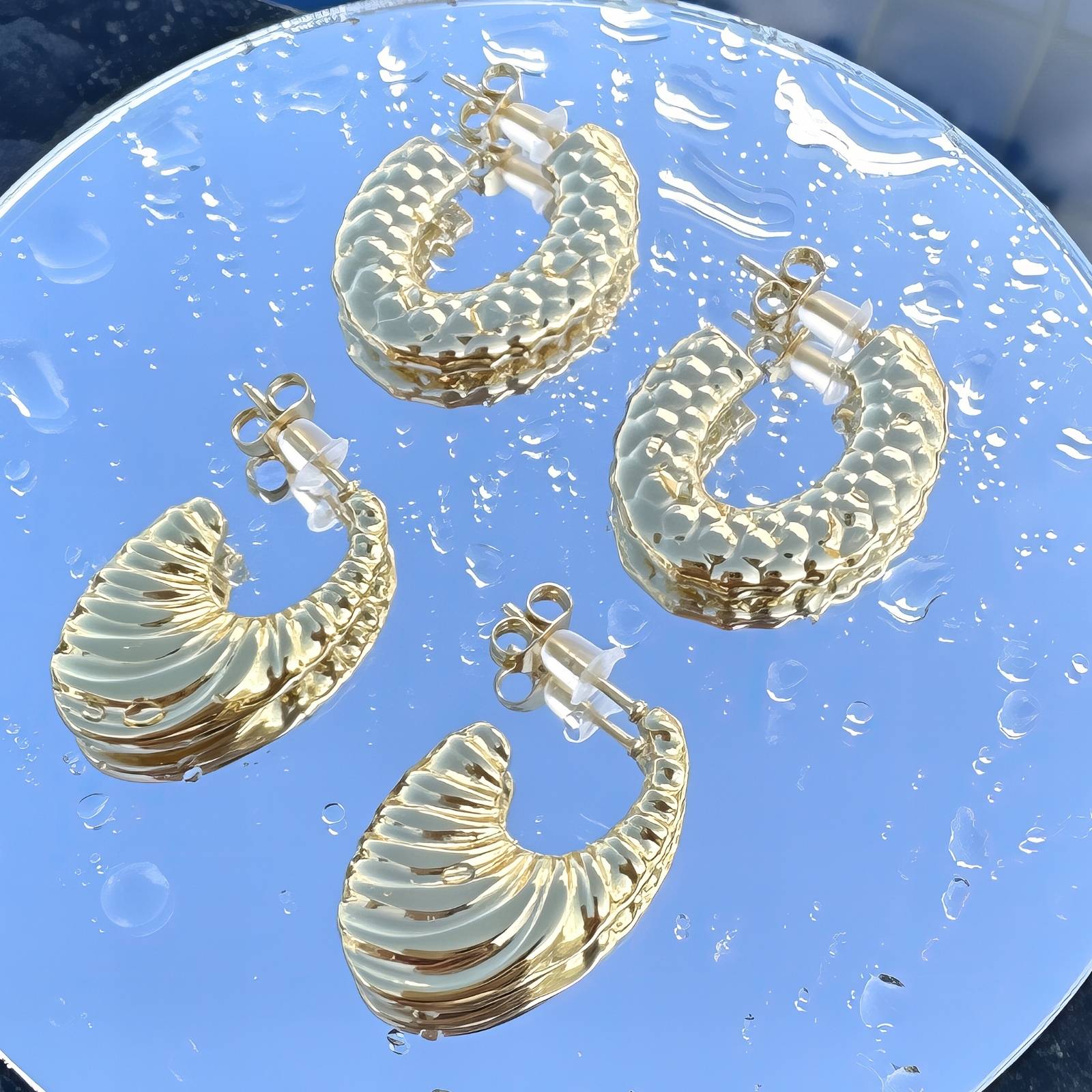 Aros con pavé de cuentas: chapados en oro de 18 quilates, hipoalergénicos y resistentes al deslustre. 