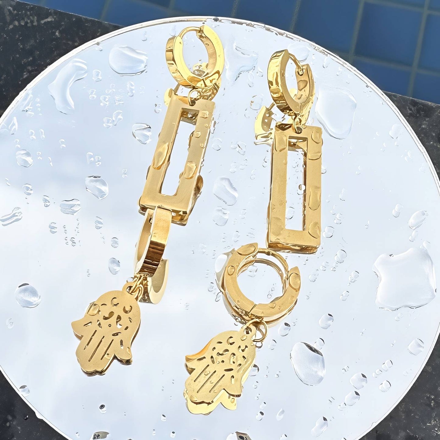 Pendientes de acero inoxidable bañados en oro de 18 quilates.