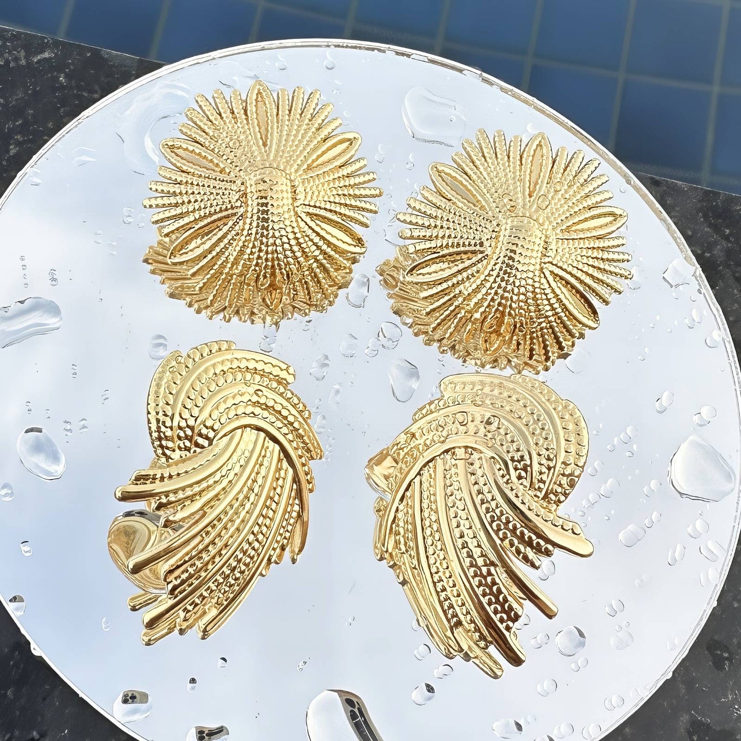 Pendientes de acero inoxidable bañados en oro de 18 quilates.