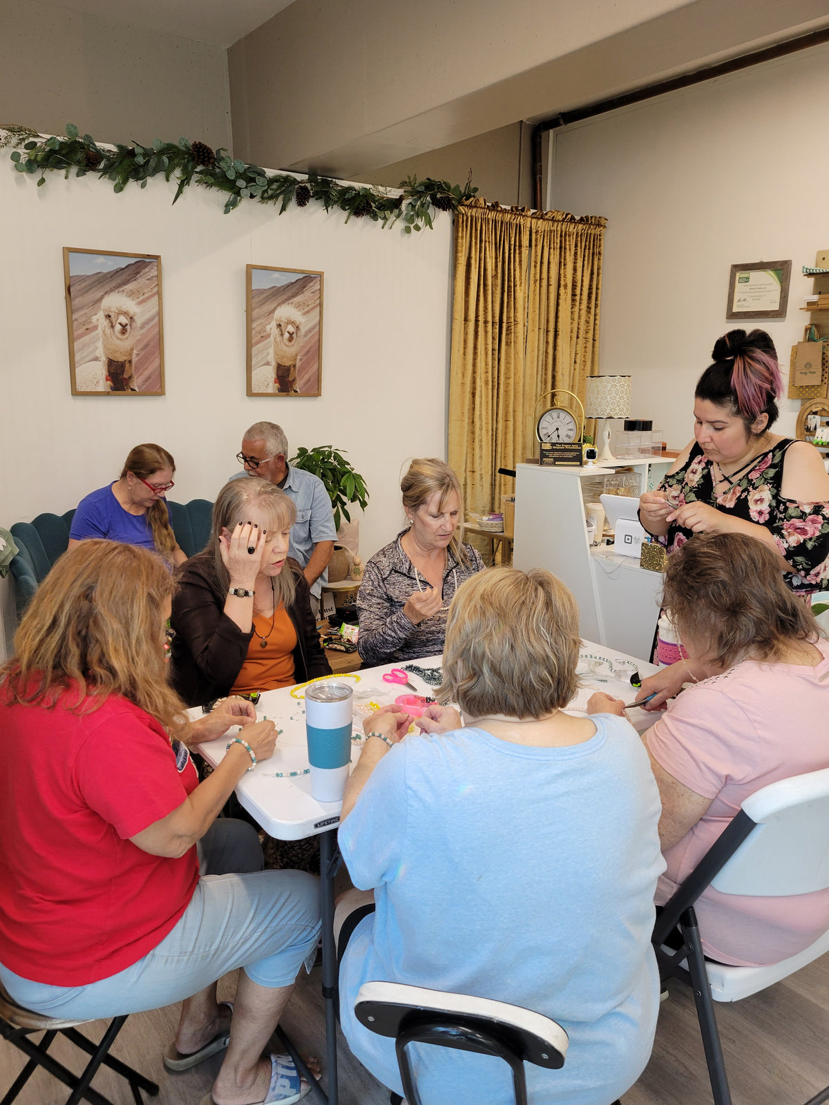 Talleres de joyería para mujeres mayores de 55 años en Fresno