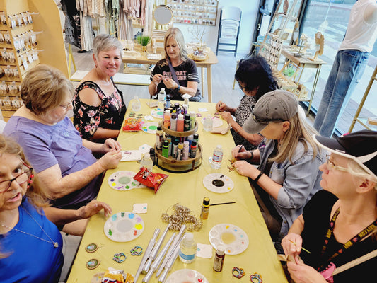 Talleres de bienestar creativo y joyería para adultos activos 