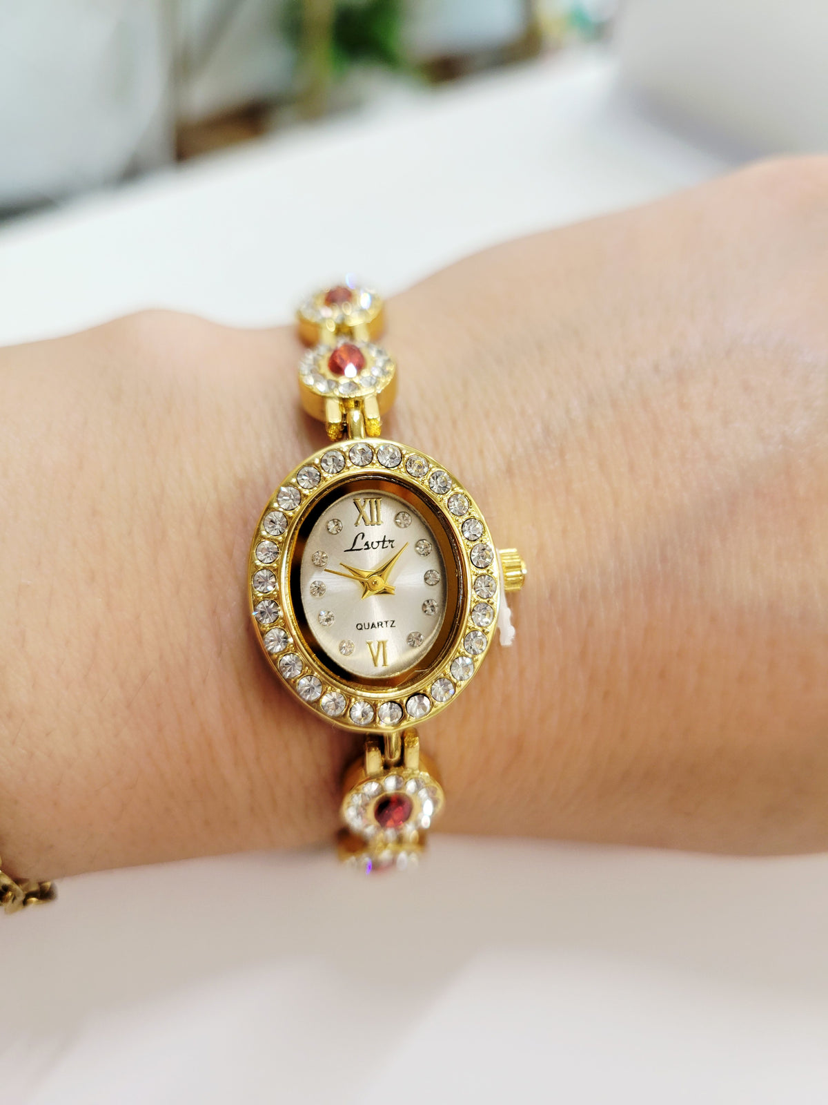 Reloj estilo pulsera con halo de granate dorado