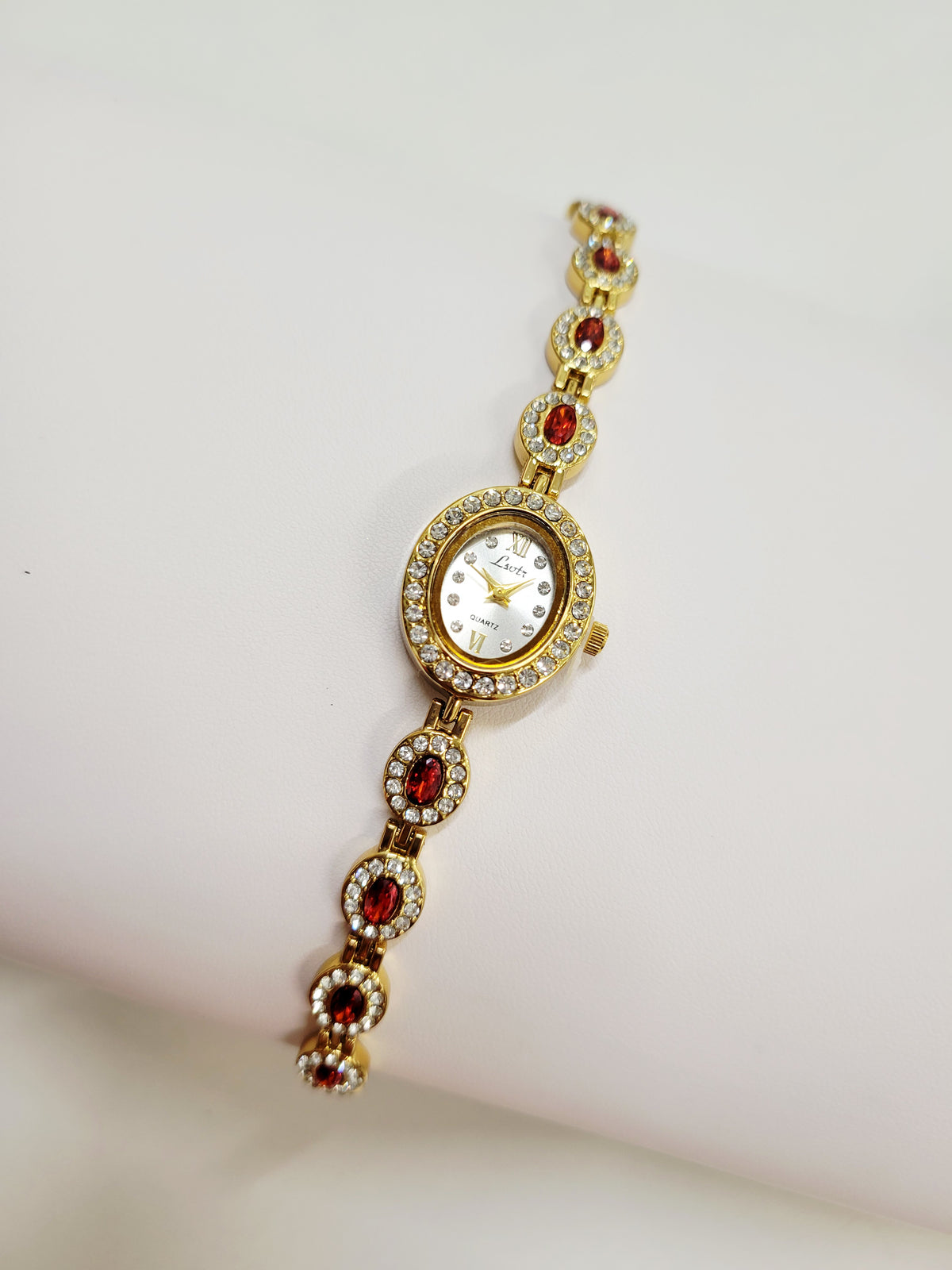 Reloj estilo pulsera con halo de granate dorado