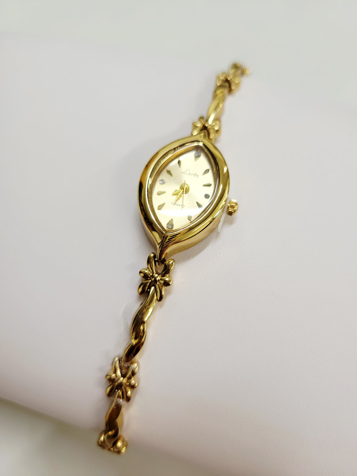 Reloj Golden Petal Marquise: detalle vintage femenino