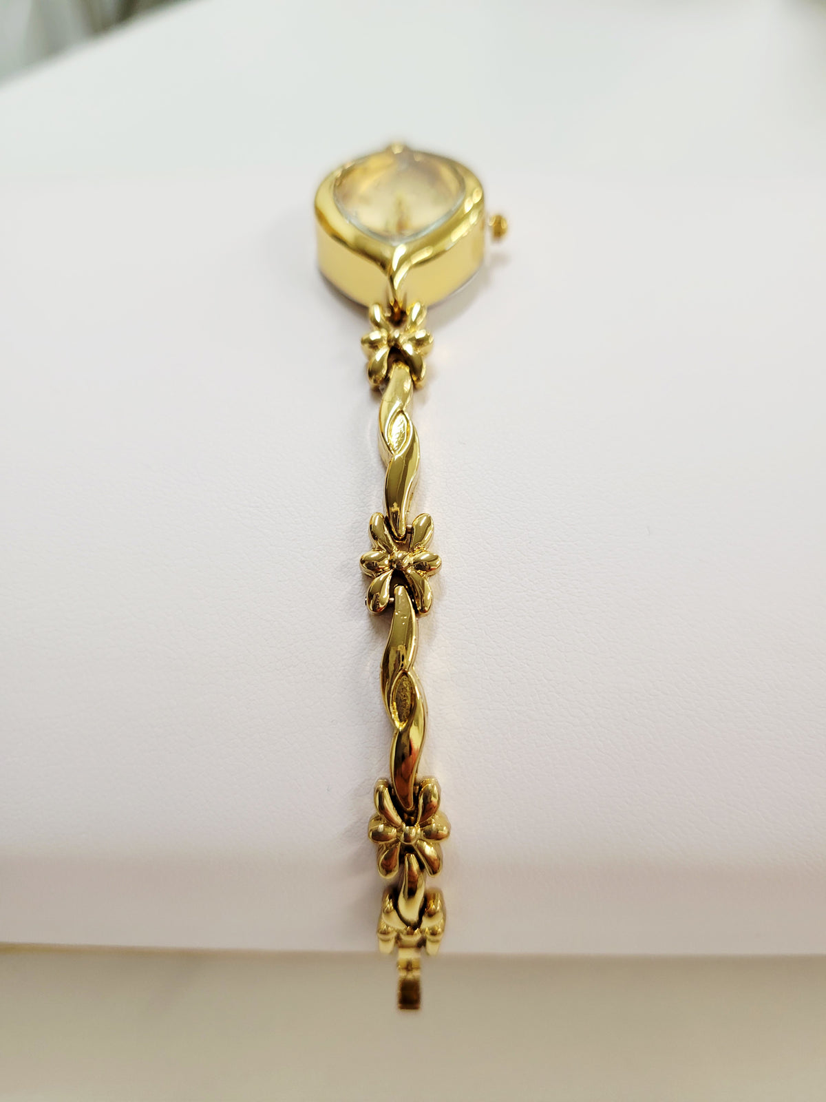Reloj Golden Petal Marquise: detalle vintage femenino