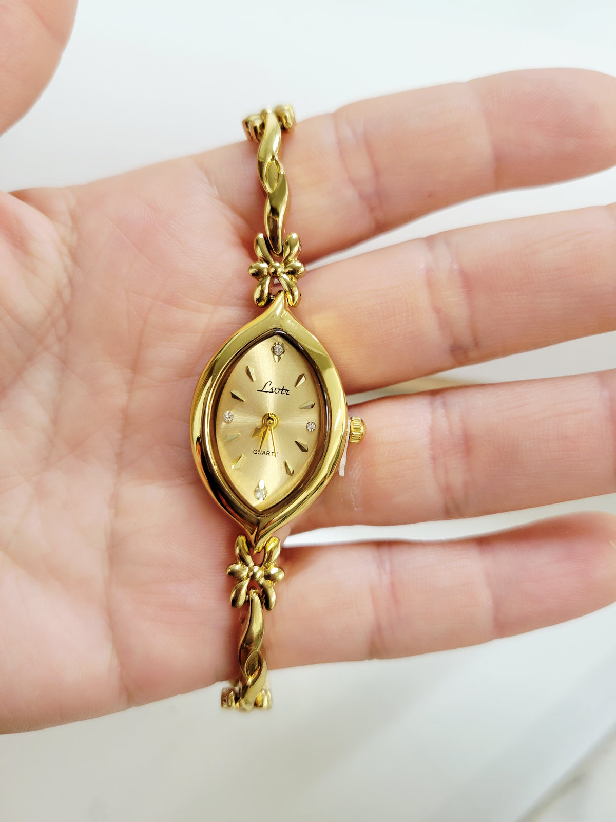 Reloj Golden Petal Marquise: detalle vintage femenino