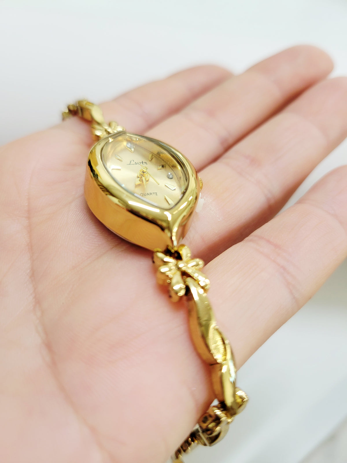 Reloj Golden Petal Marquise: detalle vintage femenino