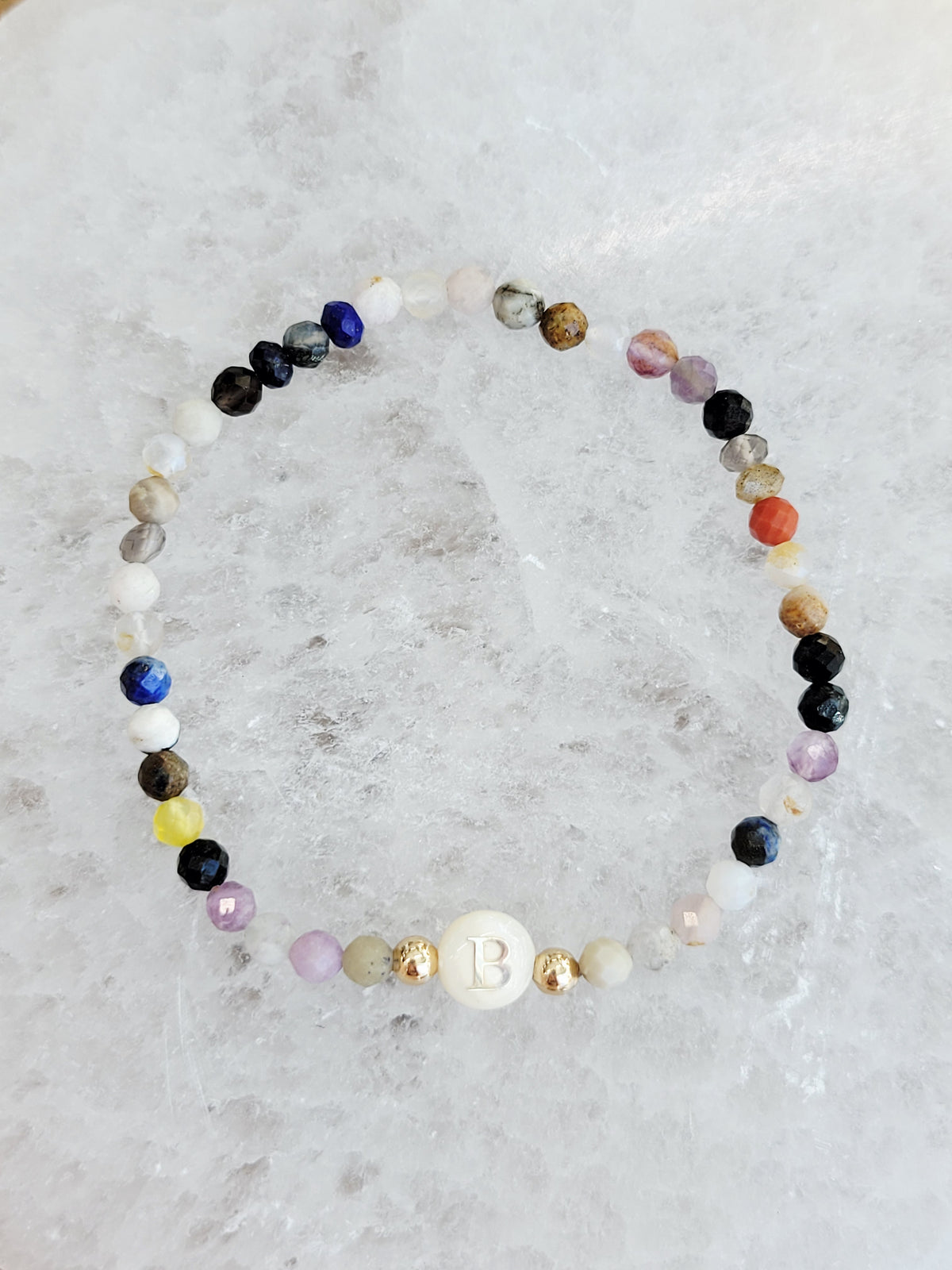 Pulsera personalizada con inicial de piedra natural – Letra de nácar