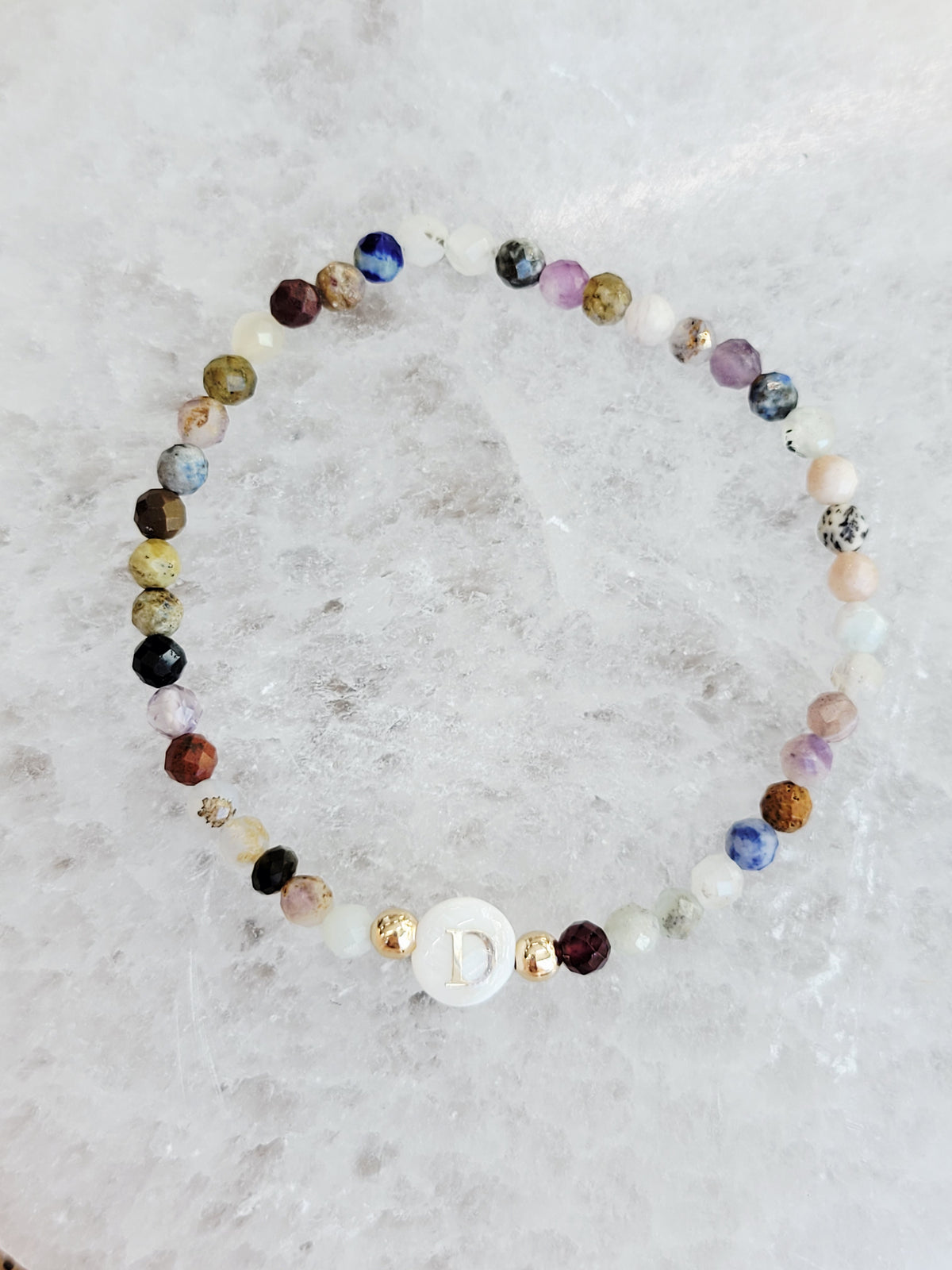 Pulsera personalizada con inicial de piedra natural – Letra de nácar