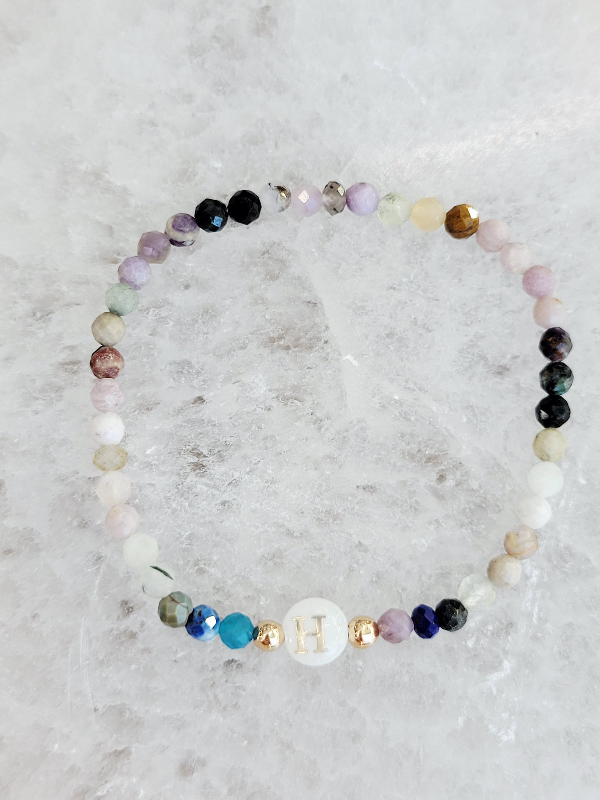 Pulsera personalizada con inicial de piedra natural – Letra de nácar