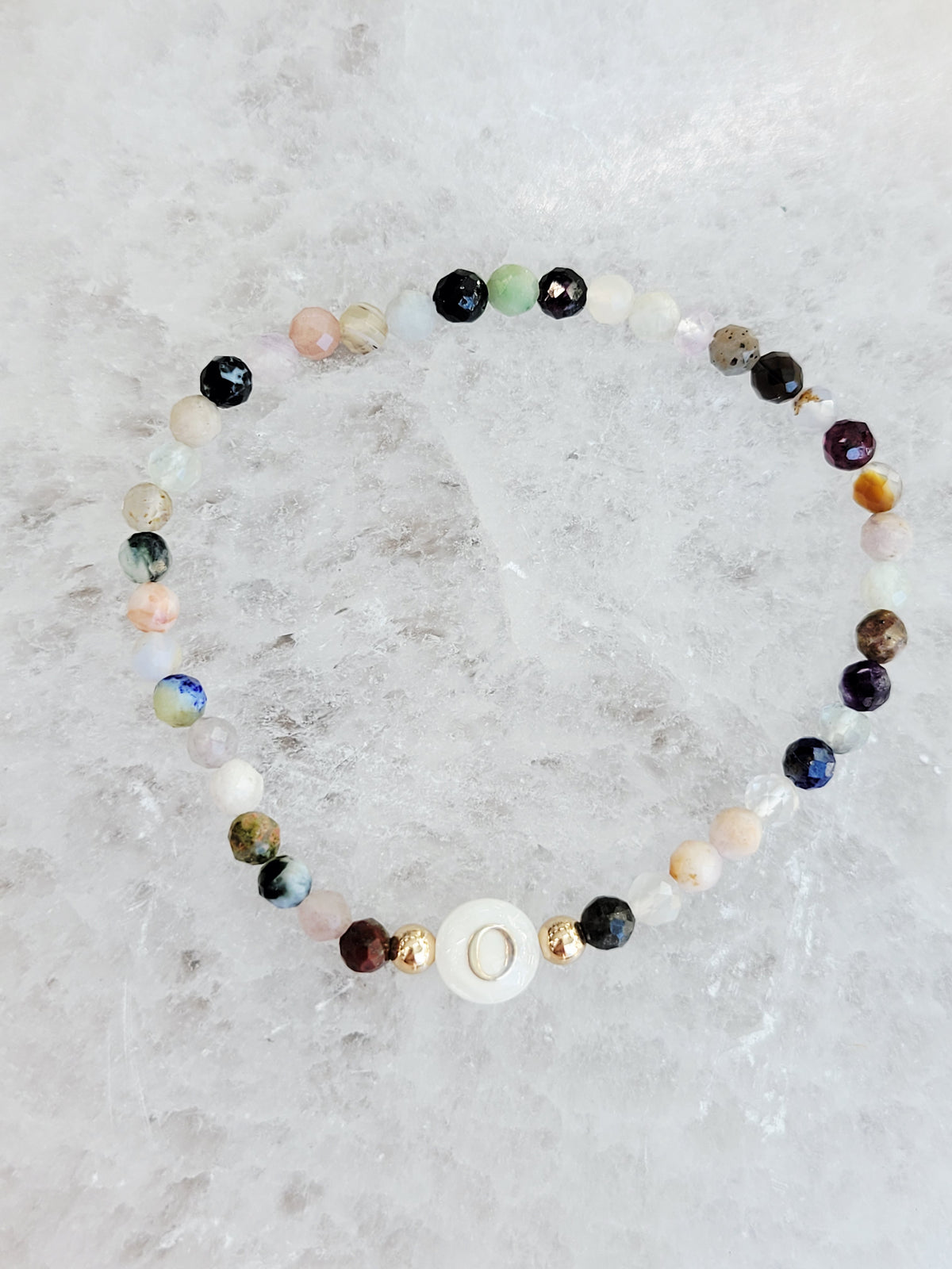 Pulsera personalizada con inicial de piedra natural – Letra de nácar