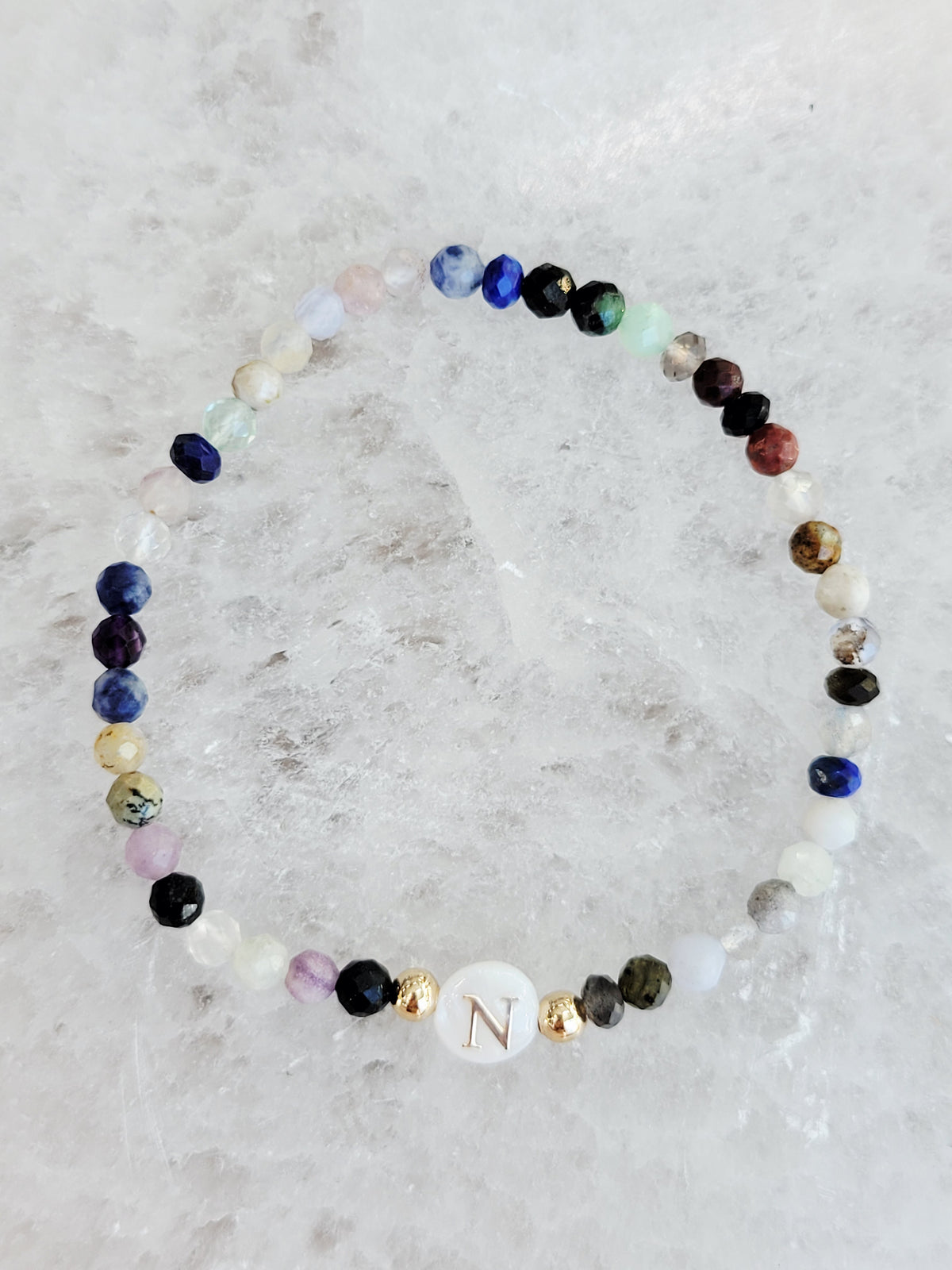 Pulsera personalizada con inicial de piedra natural – Letra de nácar
