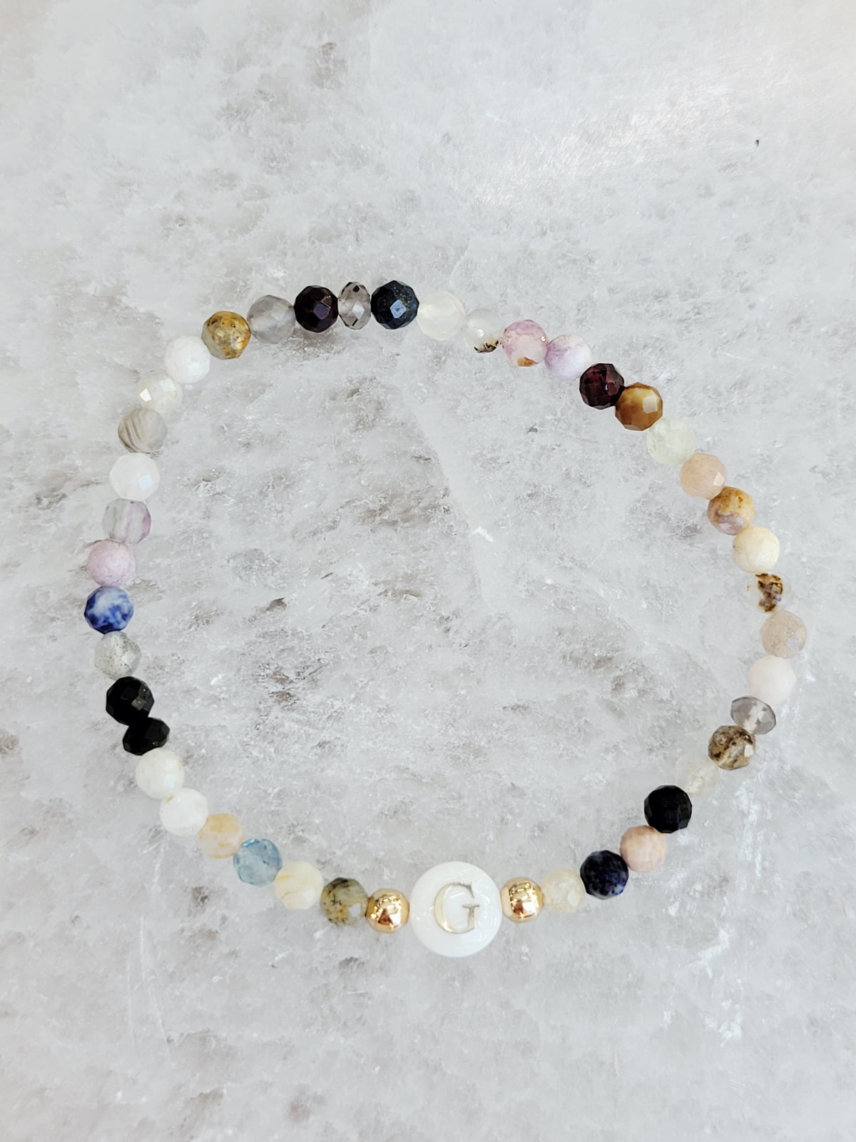 Pulsera personalizada con inicial de piedra natural – Letra de nácar