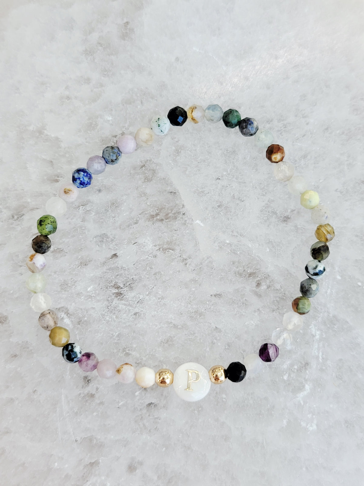 Pulsera personalizada con inicial de piedra natural – Letra de nácar