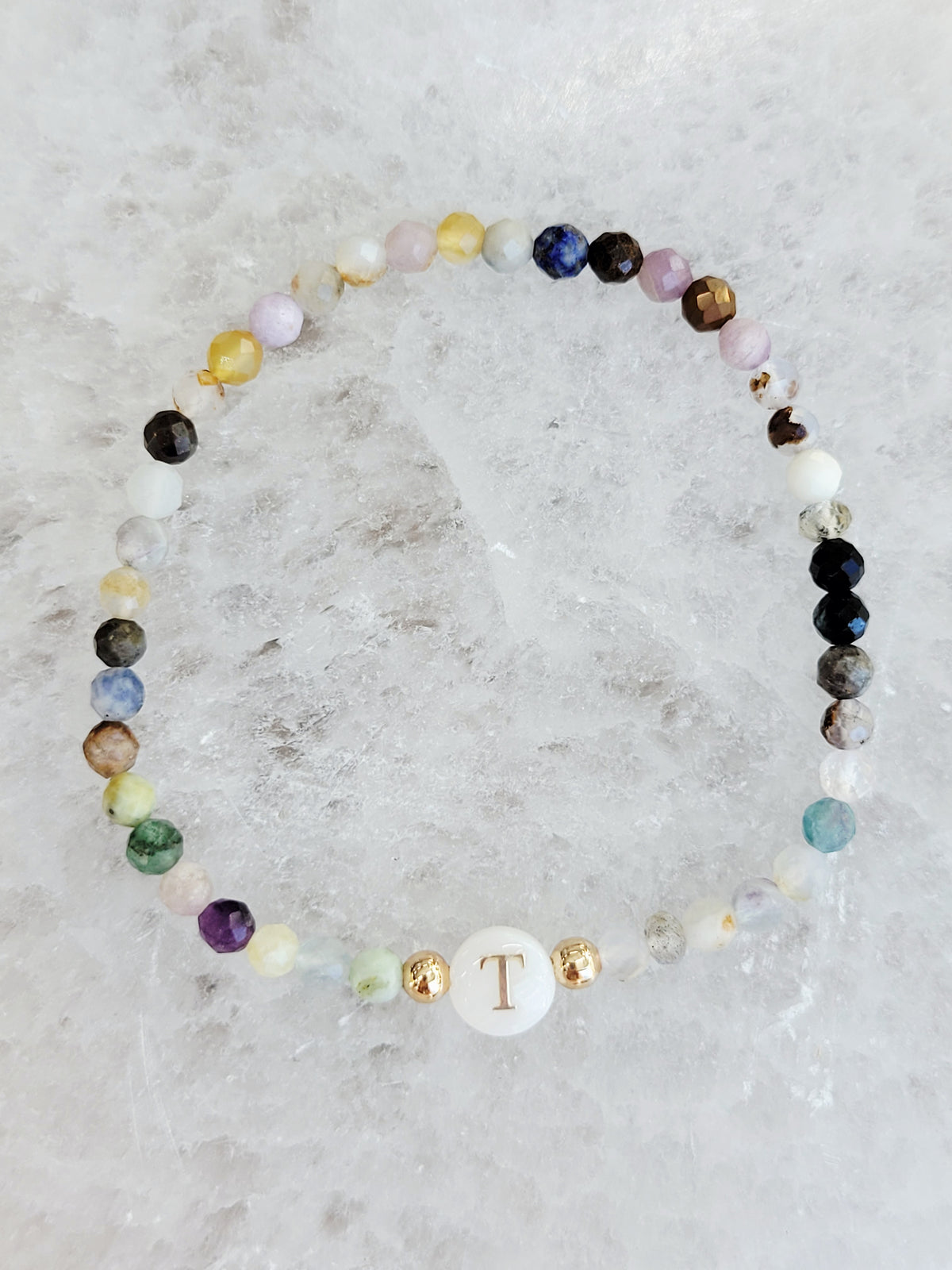 Pulsera personalizada con inicial de piedra natural – Letra de nácar