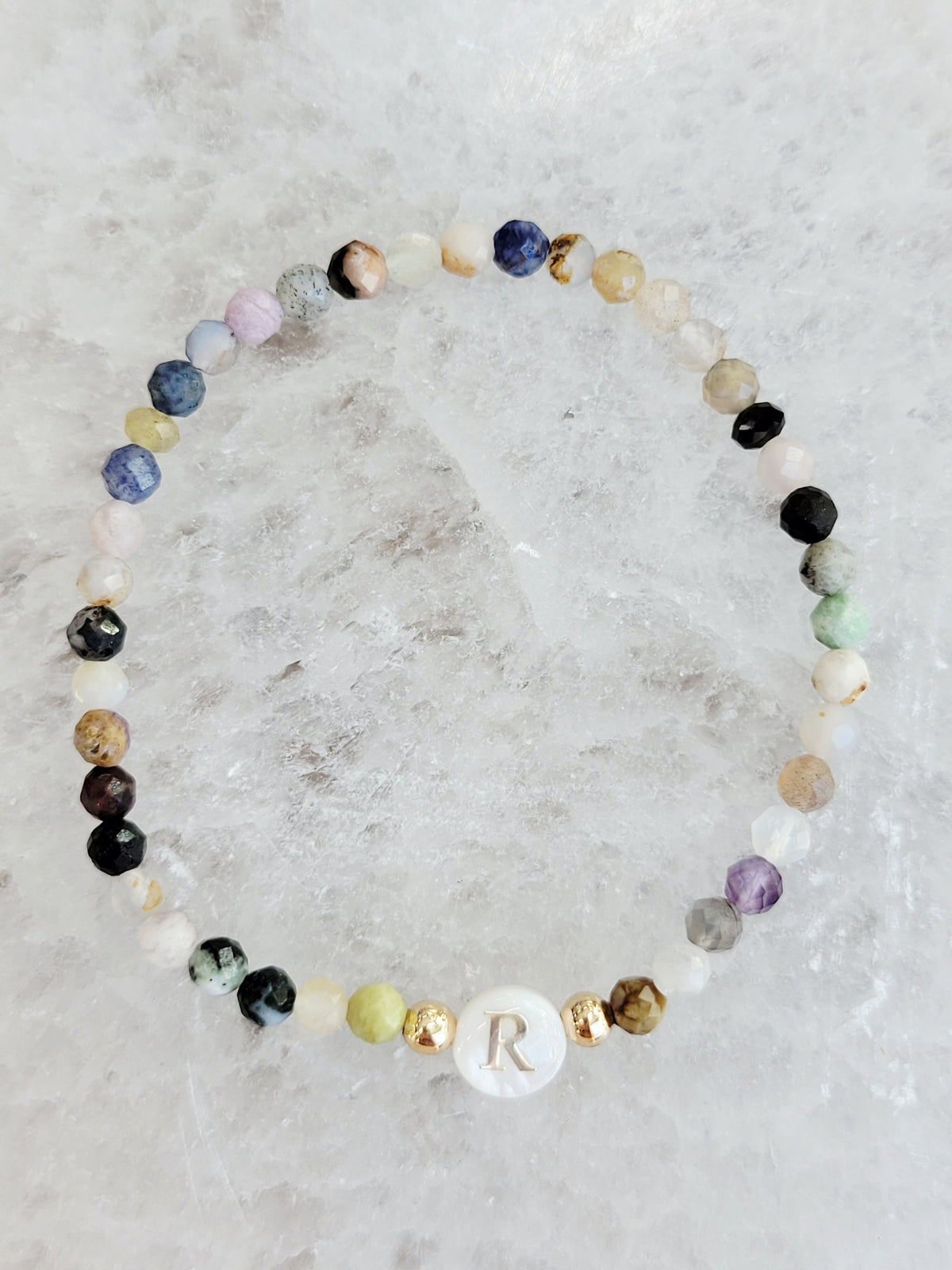 Pulsera personalizada con inicial de piedra natural – Letra de nácar