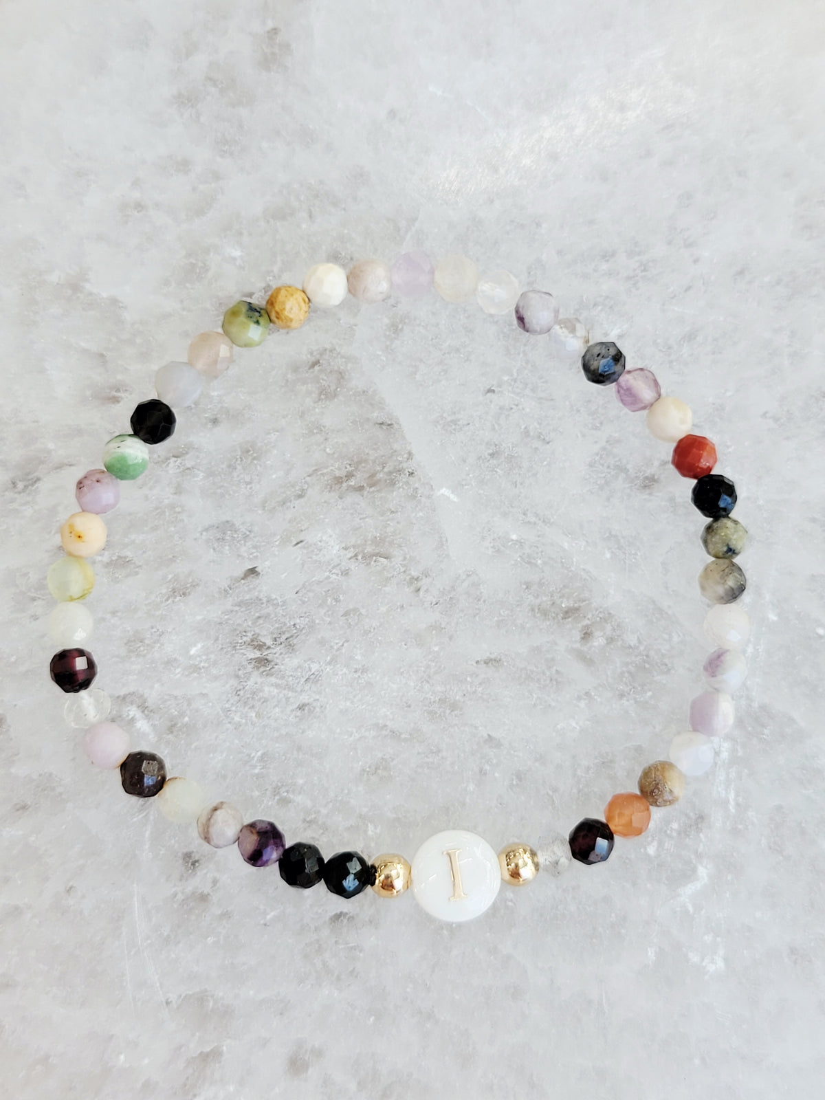 Pulsera personalizada con inicial de piedra natural – Letra de nácar