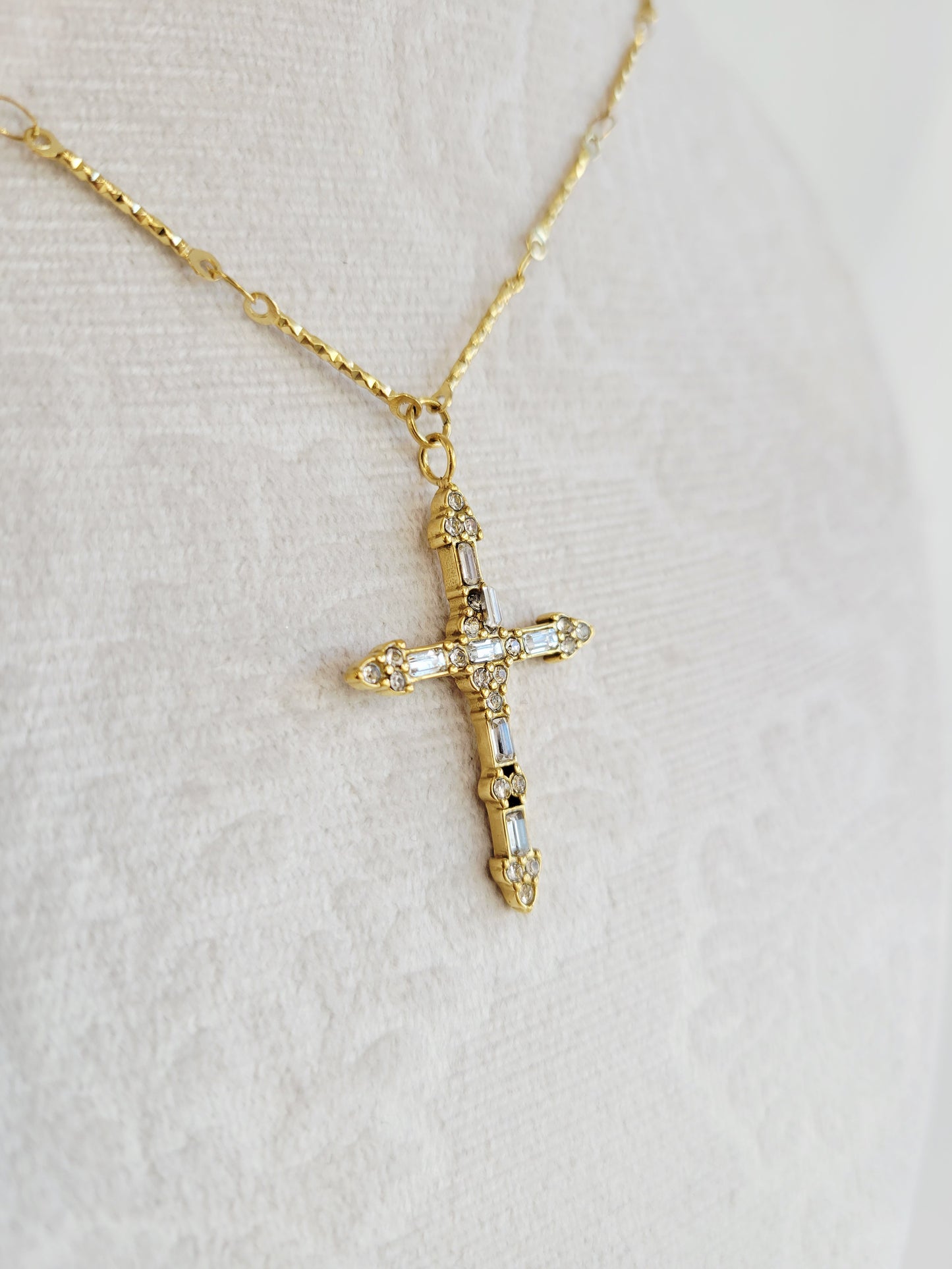 Vintage Crystal Cross Necklace – Gold Statement Pendant