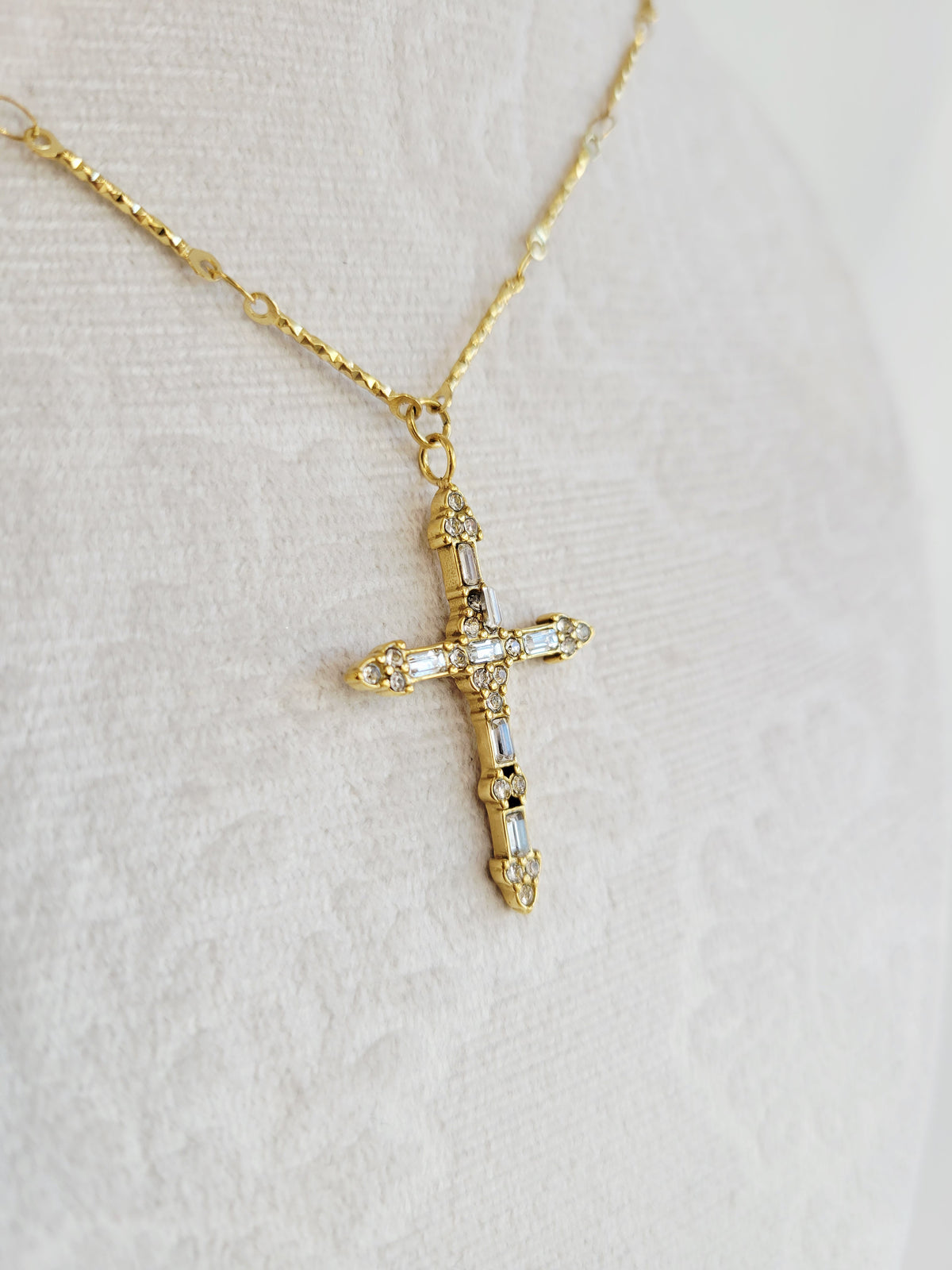 Vintage Crystal Cross Necklace – Gold Statement Pendant
