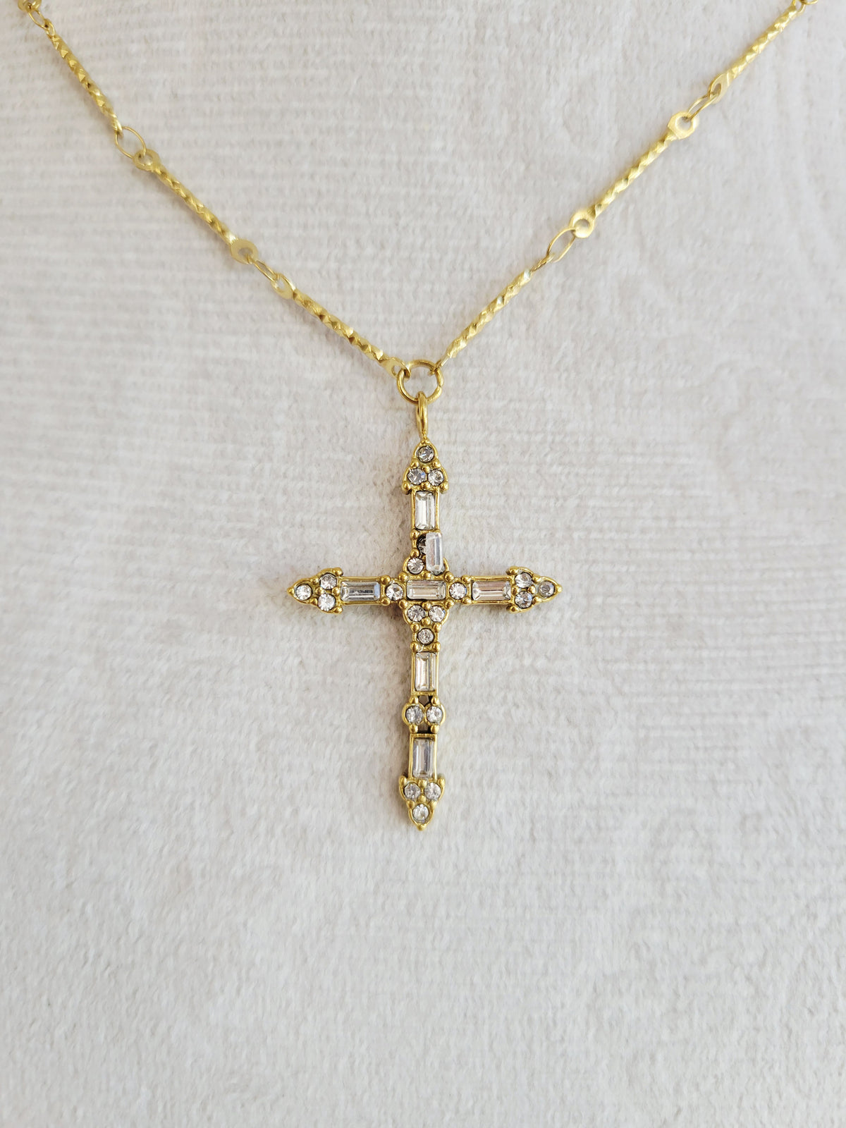 Vintage Crystal Cross Necklace – Gold Statement Pendant