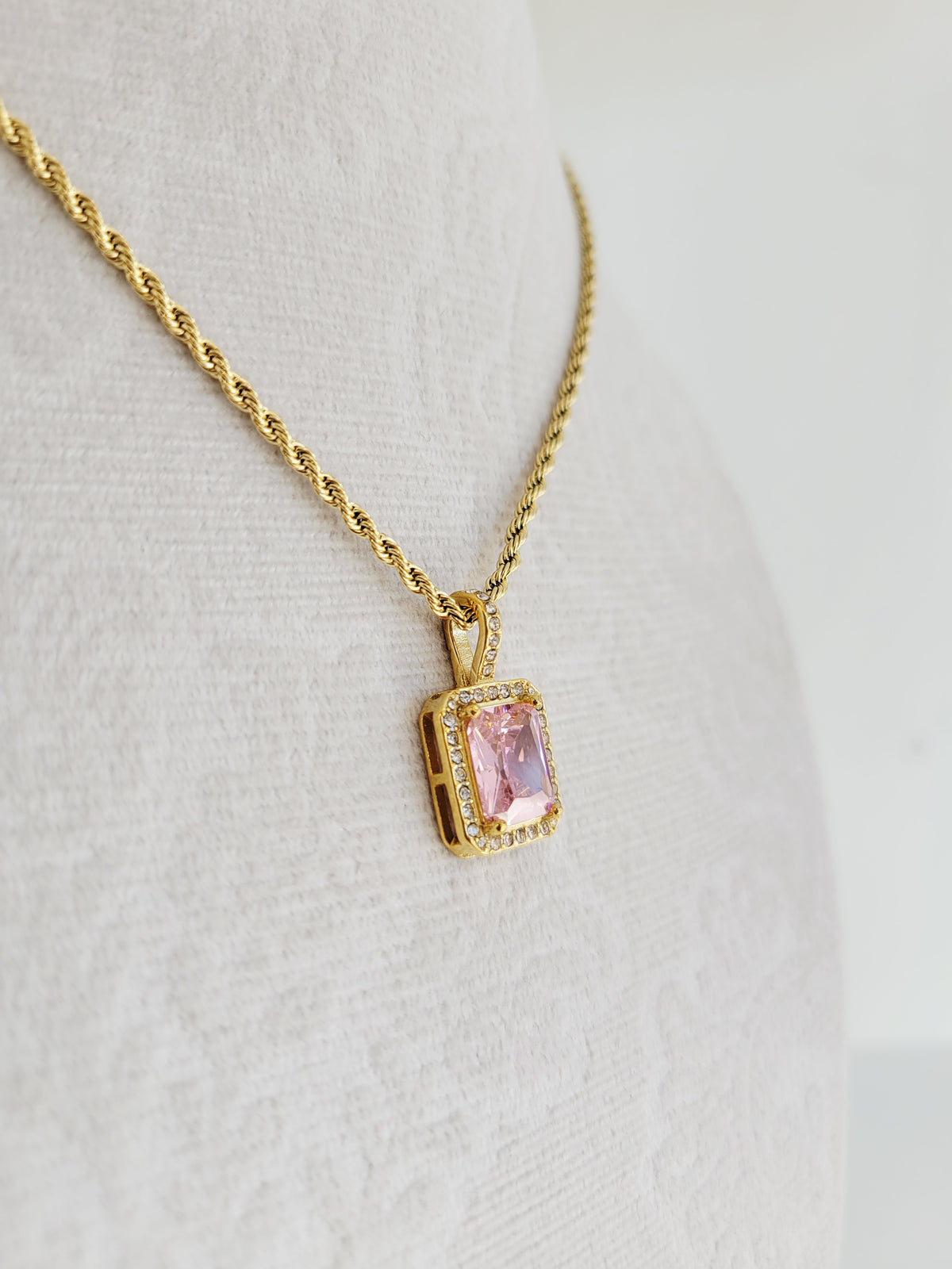 Éclat Crystal Pendant Necklace