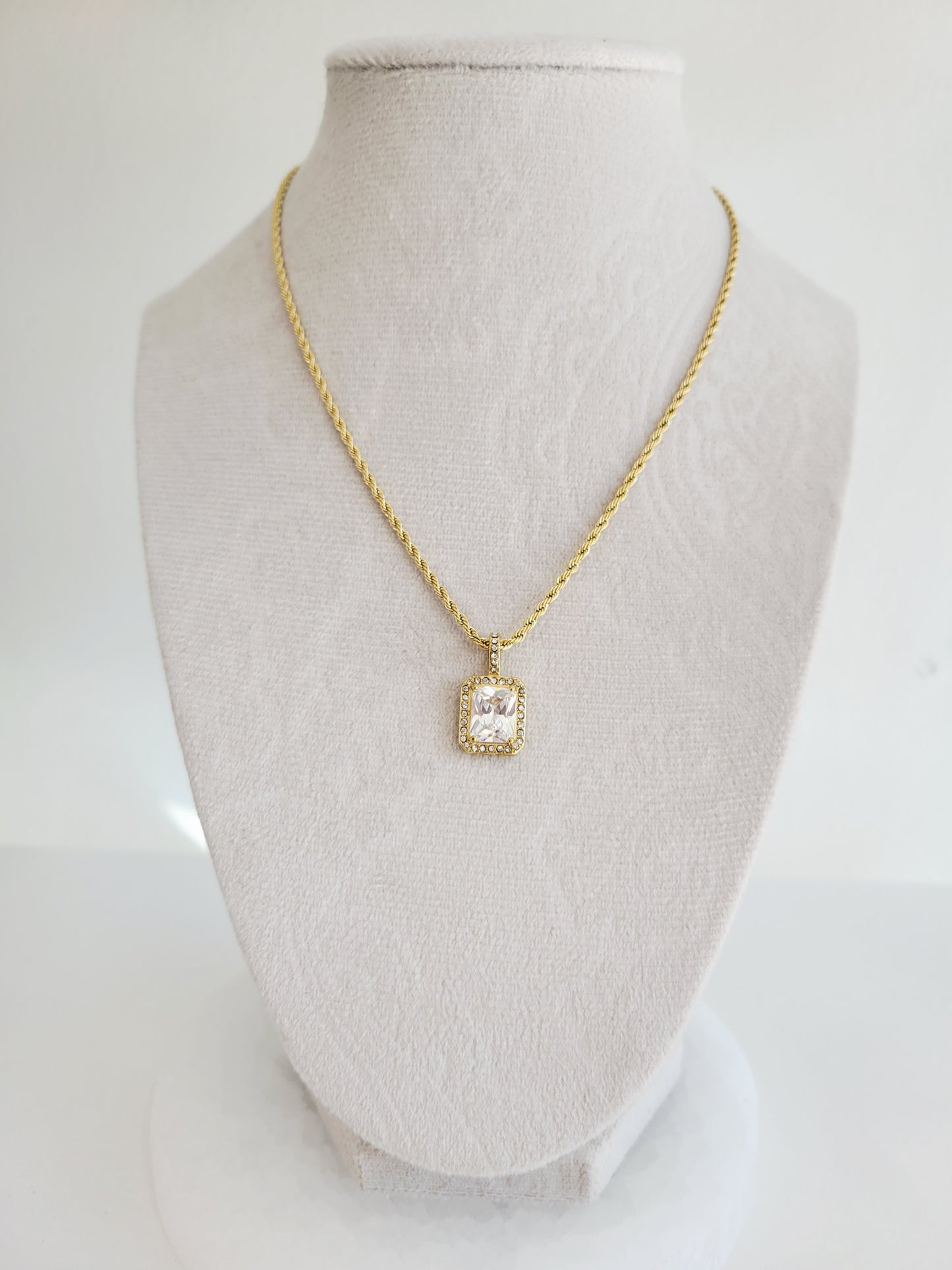 Éclat Crystal Pendant Necklace
