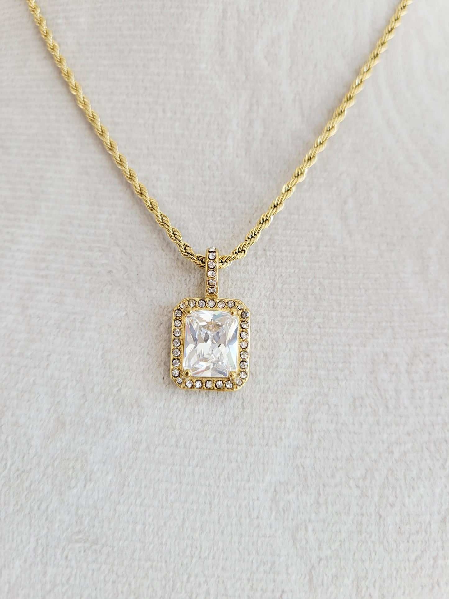 Éclat Crystal Pendant Necklace