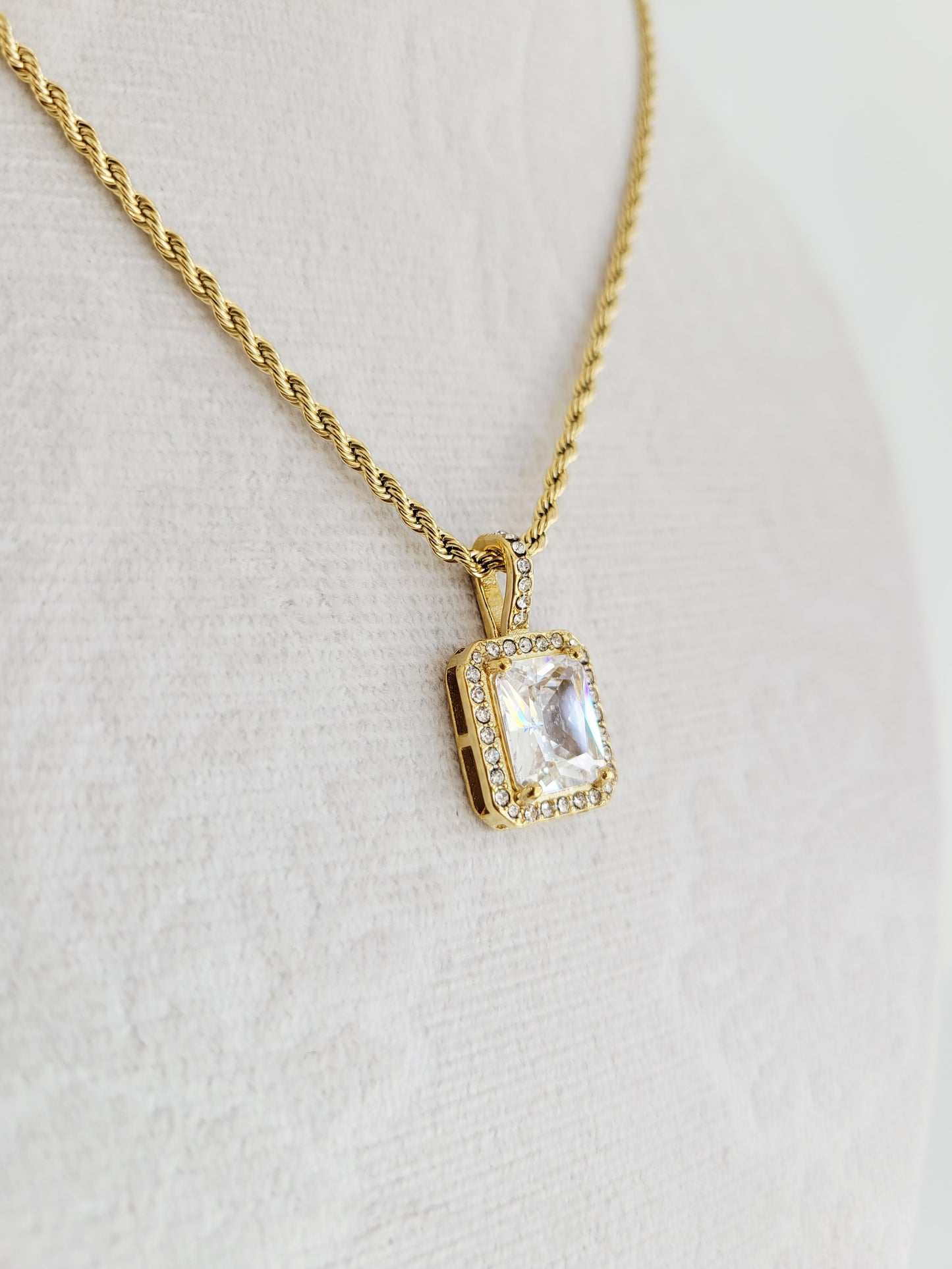 Éclat Crystal Pendant Necklace