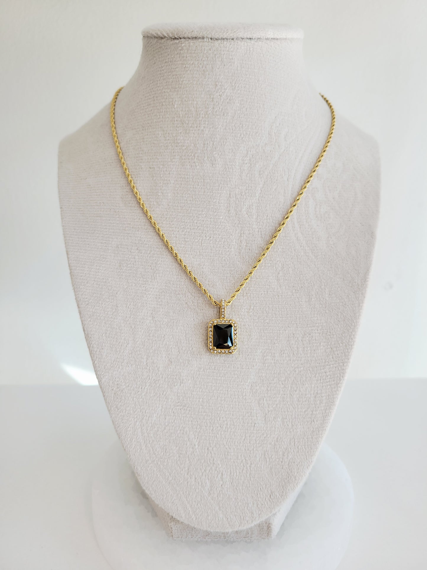 Éclat Crystal Pendant Necklace