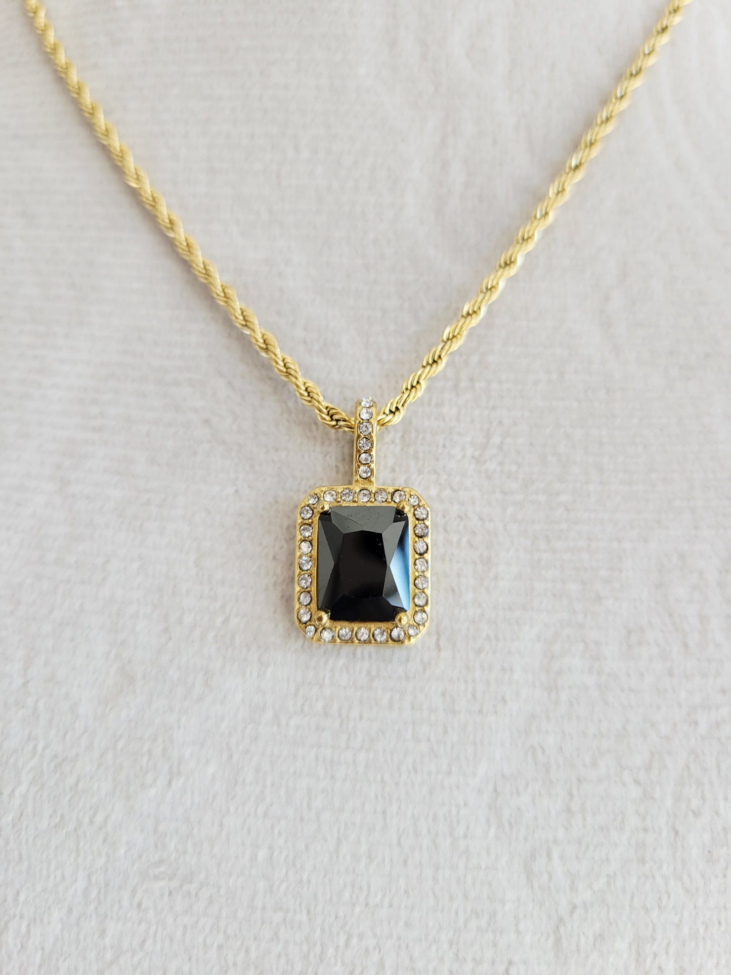 Éclat Crystal Pendant Necklace