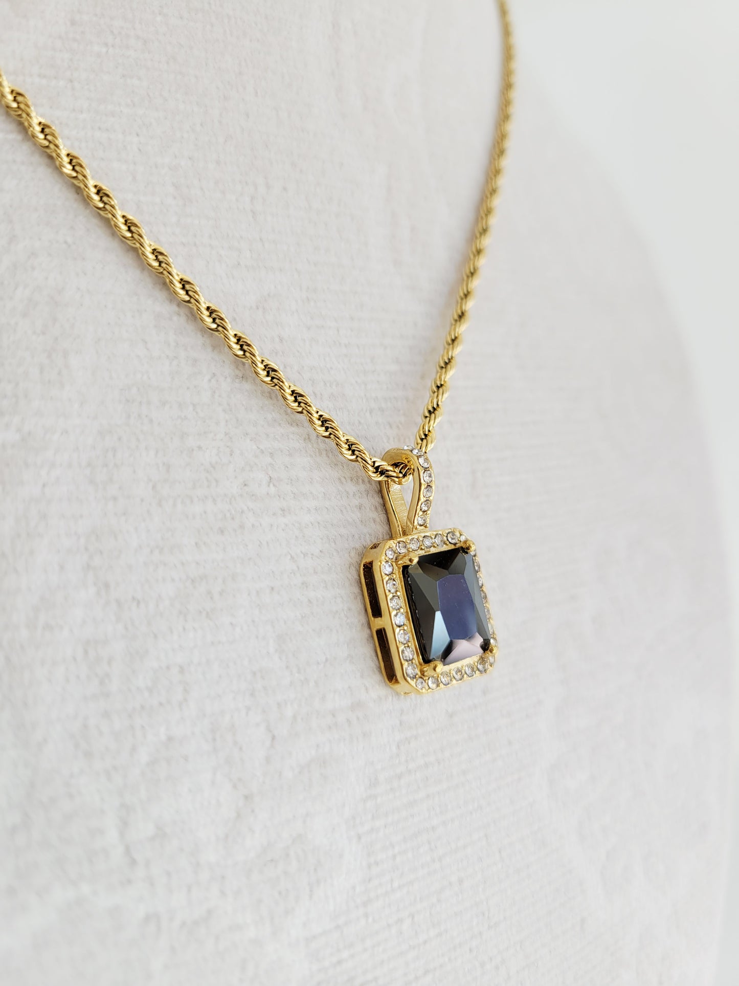 Éclat Crystal Pendant Necklace