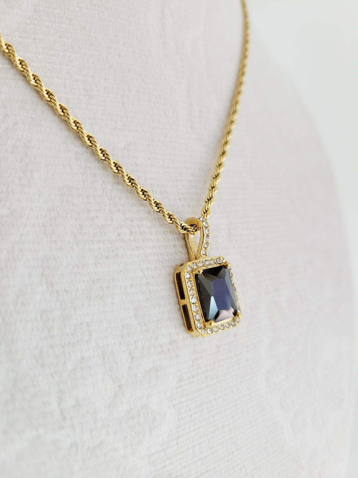 Éclat Crystal Pendant Necklace