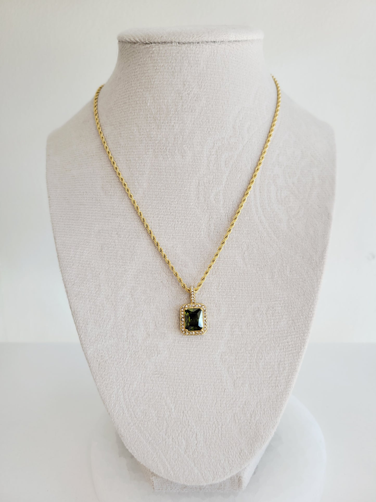 Éclat Crystal Pendant Necklace