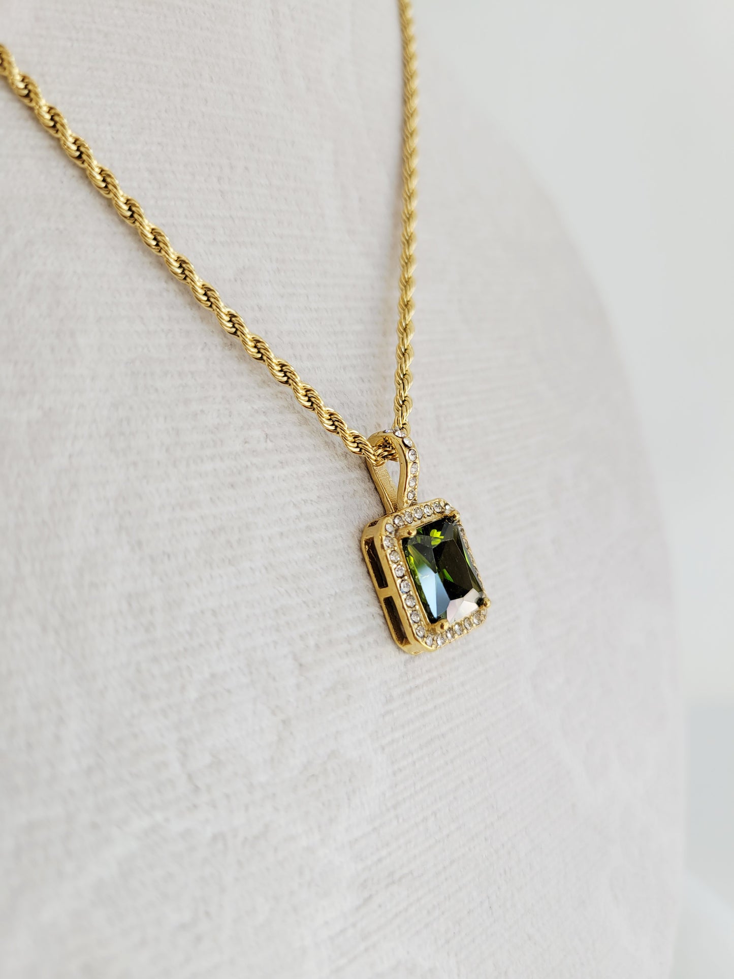 Éclat Crystal Pendant Necklace